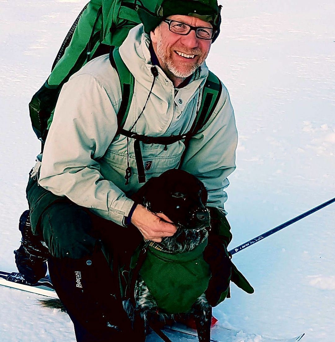 POPULÆR LØSNING: Hans Ole Ingulfsvann selger ferdigløsning for jordkjeller og har for tiden lang venteliste. Her med hunden Frøya. Foto: Privat 