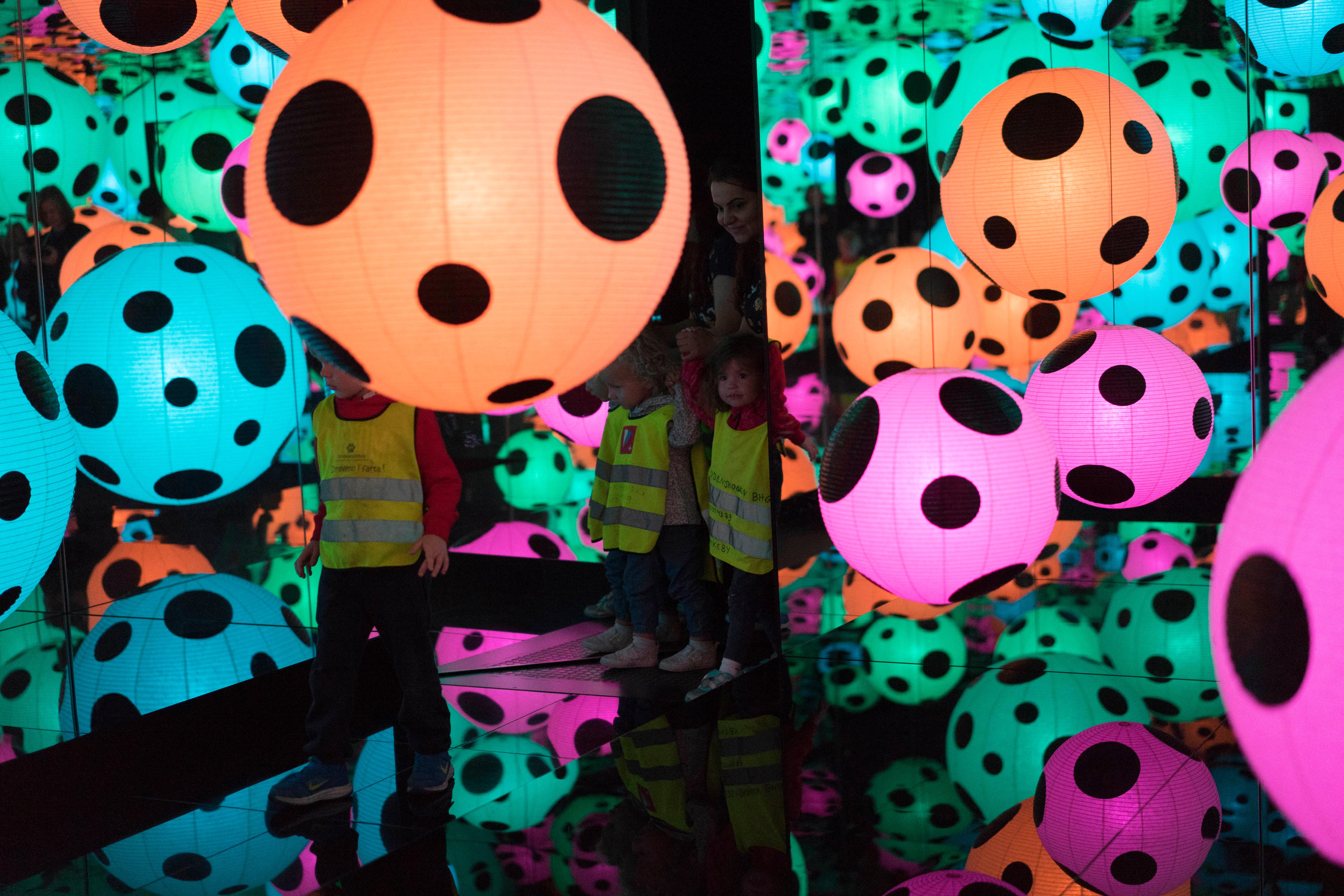 Bildet viser barn fra Oddenskogen barnehage inni kunstverket av Yaoyi Kusama.