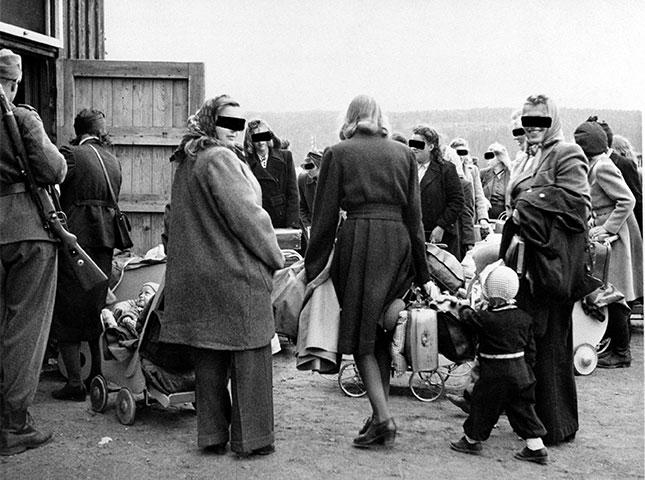 Bildet viser norske og tyske kvinner på vei til Tyskland med barna sine i 1946. Kvinnene hadde vært kjæreste med eller fått barn med tyske soldater under krigen. De ble kalt «tyskertøser».