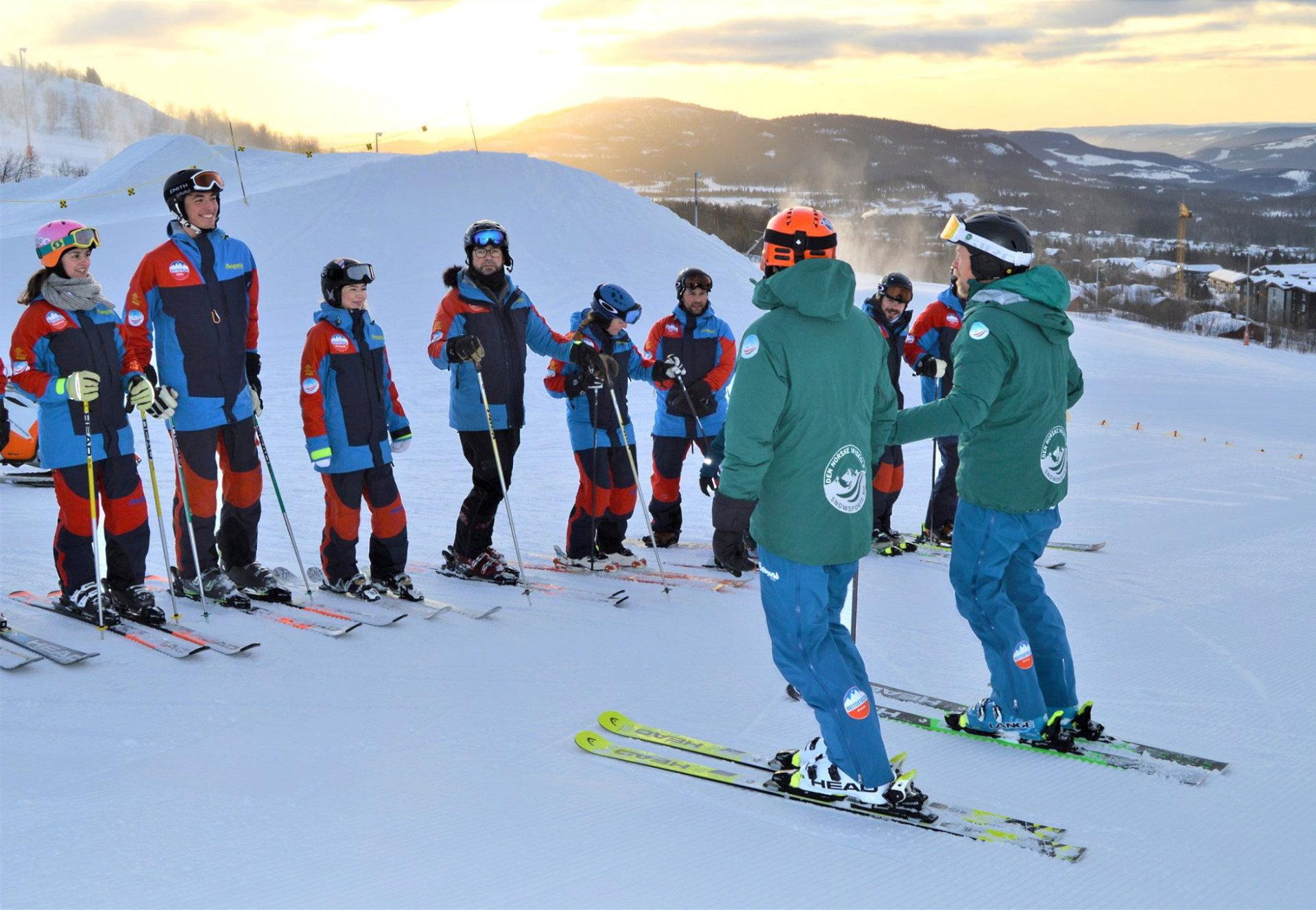 En gruppe instruktører ved Beitostølen Aktiv & Skiskole er klare for dagens innsats. Instruktørene kommer fra mange ulike land.
Foto: Beitostølen Aktiv & Skiskole/NTB