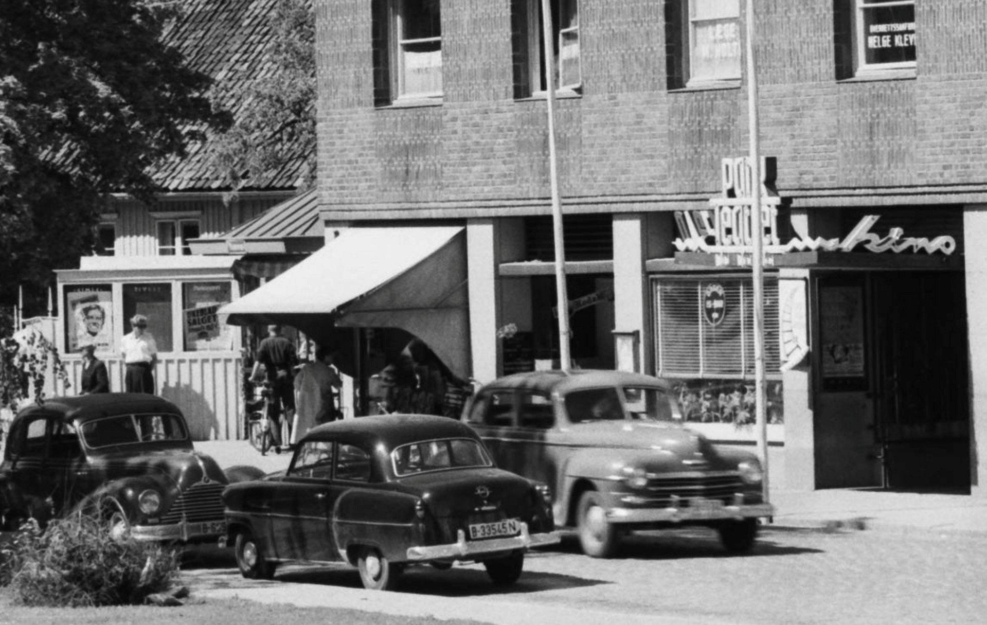 Oasen Isbar var treffsted for Mosseungdommen på 1950 og deler av -60-tallet. Det var alkoholfritt, men trakk likevel stappfullt hus på fredags- og lørdagskveldene. Oasen var nærmeste nabo til Parkteatret i Moss sentrum.
Bildet er fra 1956. Foto: Mittet