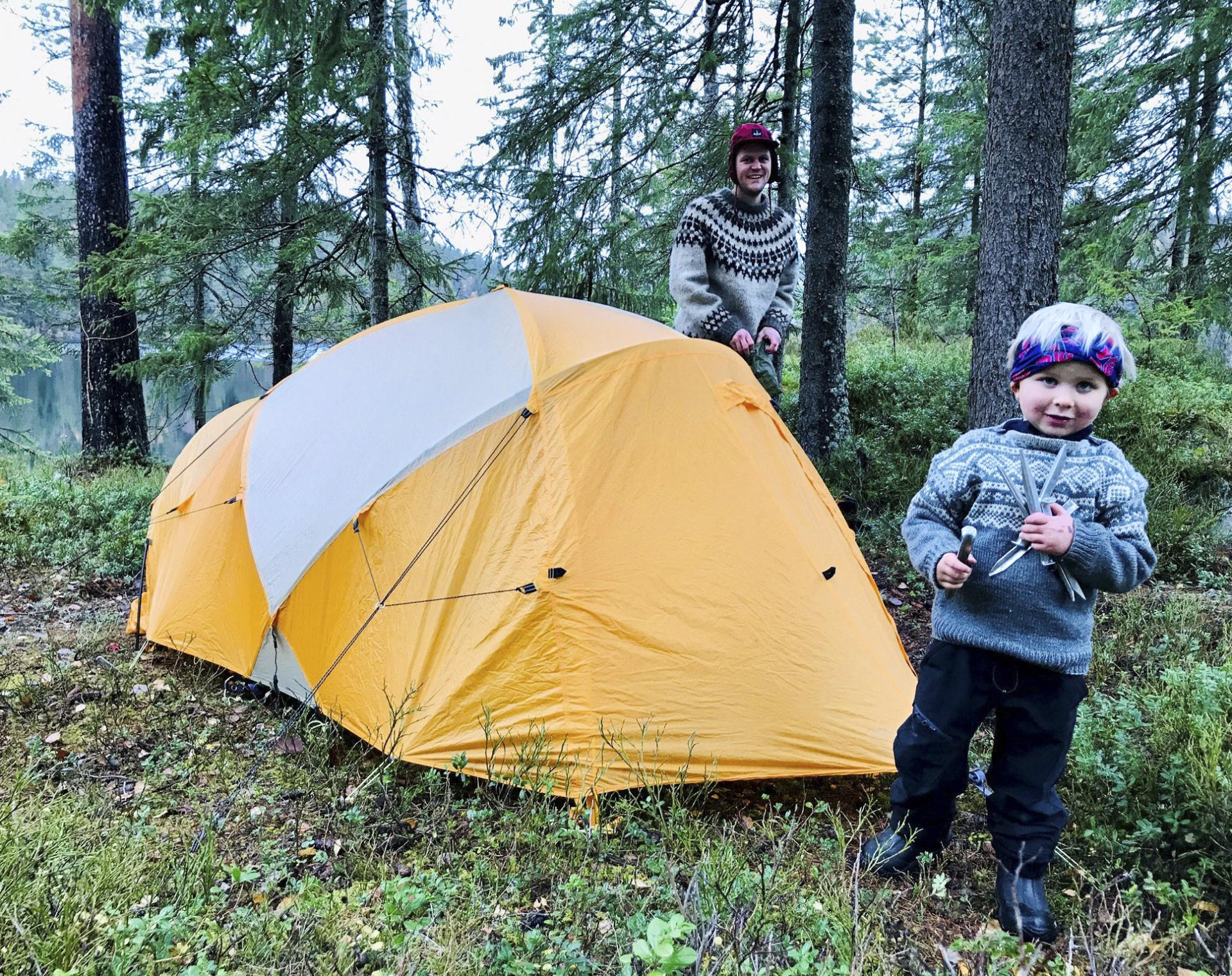 Mons (4) skal være med mamma Ingrid Alm og Ole Thomas Helgesen på tur i nesten ett år. Hvor langt de kommer, avhenger mye av han. Her er de på telttur i Østmarka. Alle foto: Privat/NTB