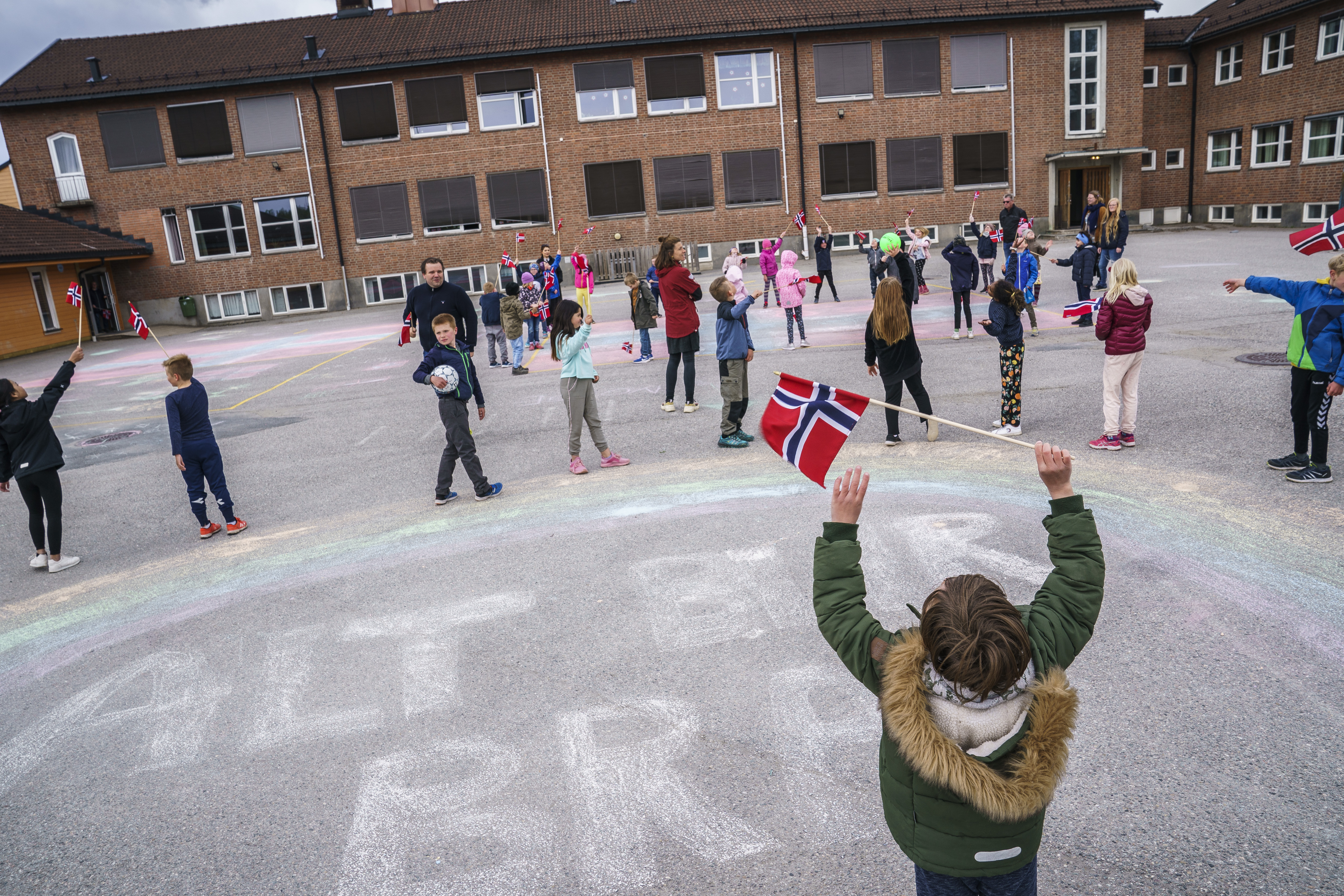 Hva gjør man når 17. mai blir snudd på hodet? Her feiret de i forkant