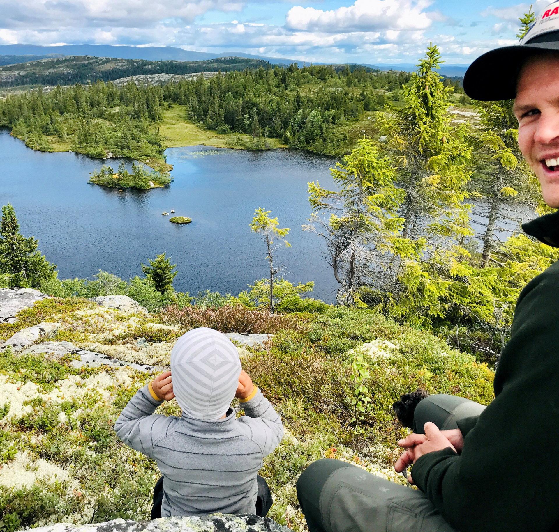 Ole Thomas Helgesen og sønnen Mons er mye på tur året rundt. Her er de i Trillemarka.