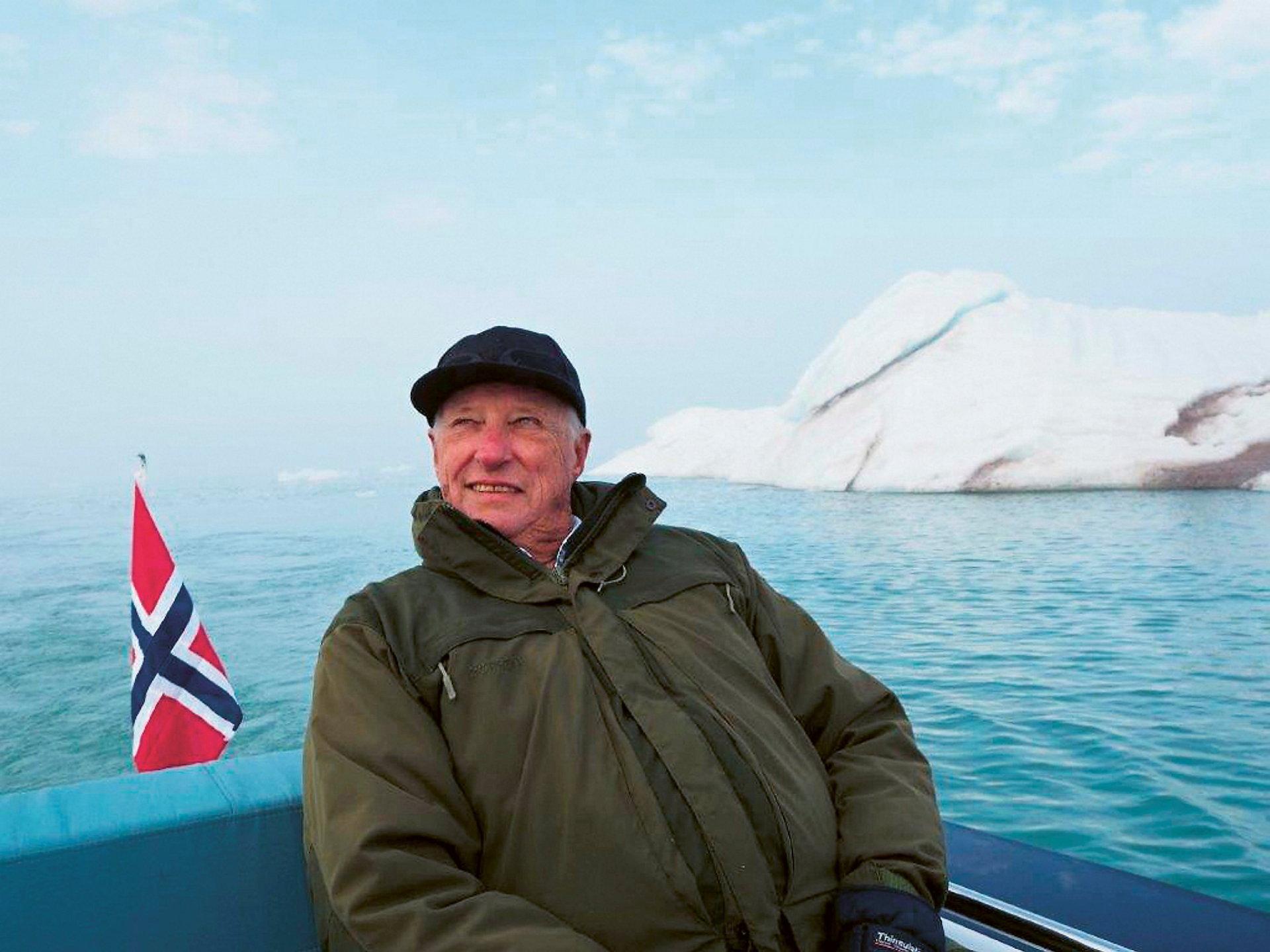 I Harald Stanghelles bestselger «Kongen forteller» er der også flere private fotografier av kongefamilien. Som dette, av kong Harald på Svalbard. Foto: Dronning Sonja / Kagge forlag / NTB