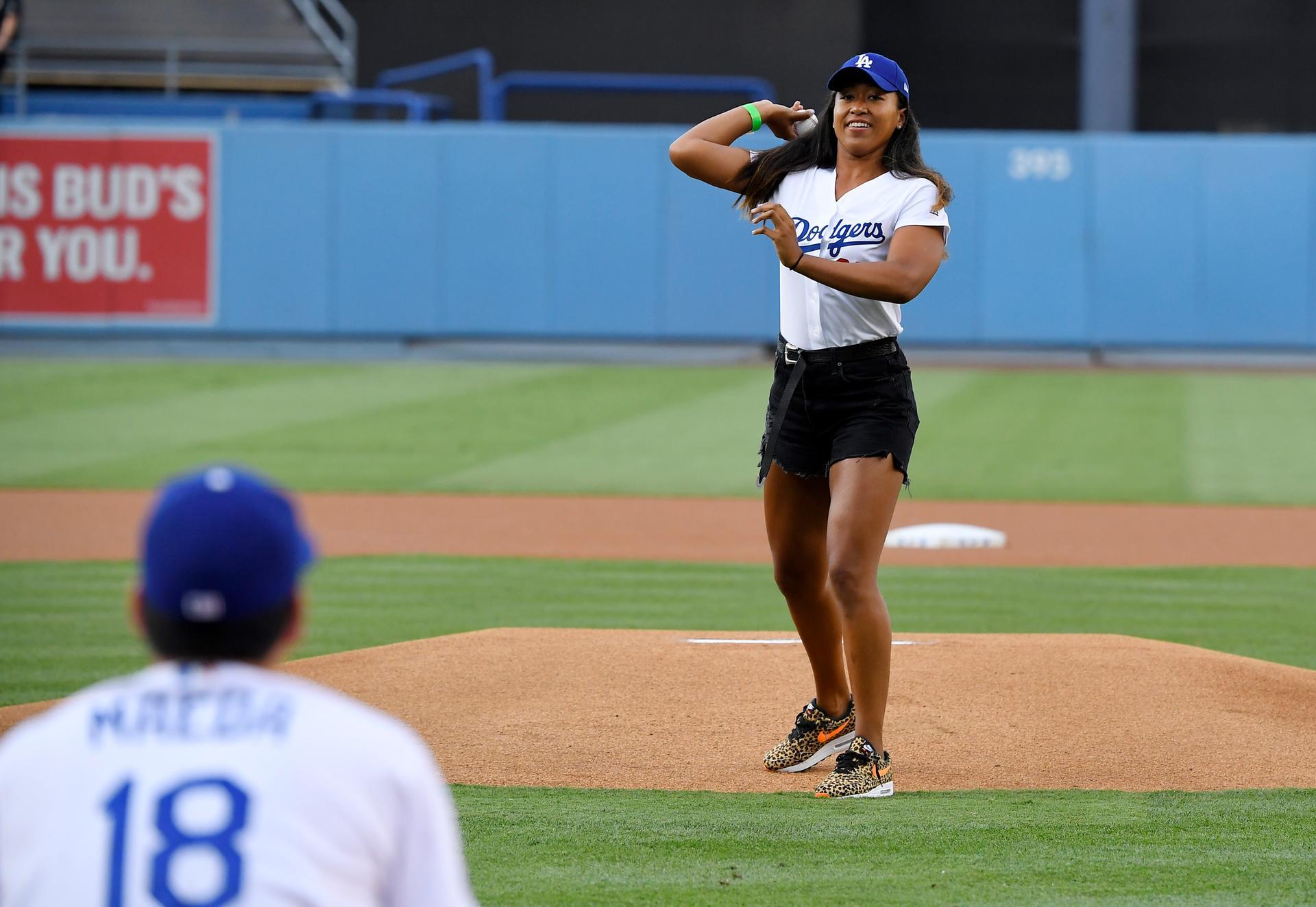 Naomi Osaka throws ceremonial 1st pitch at Dodger Stadium