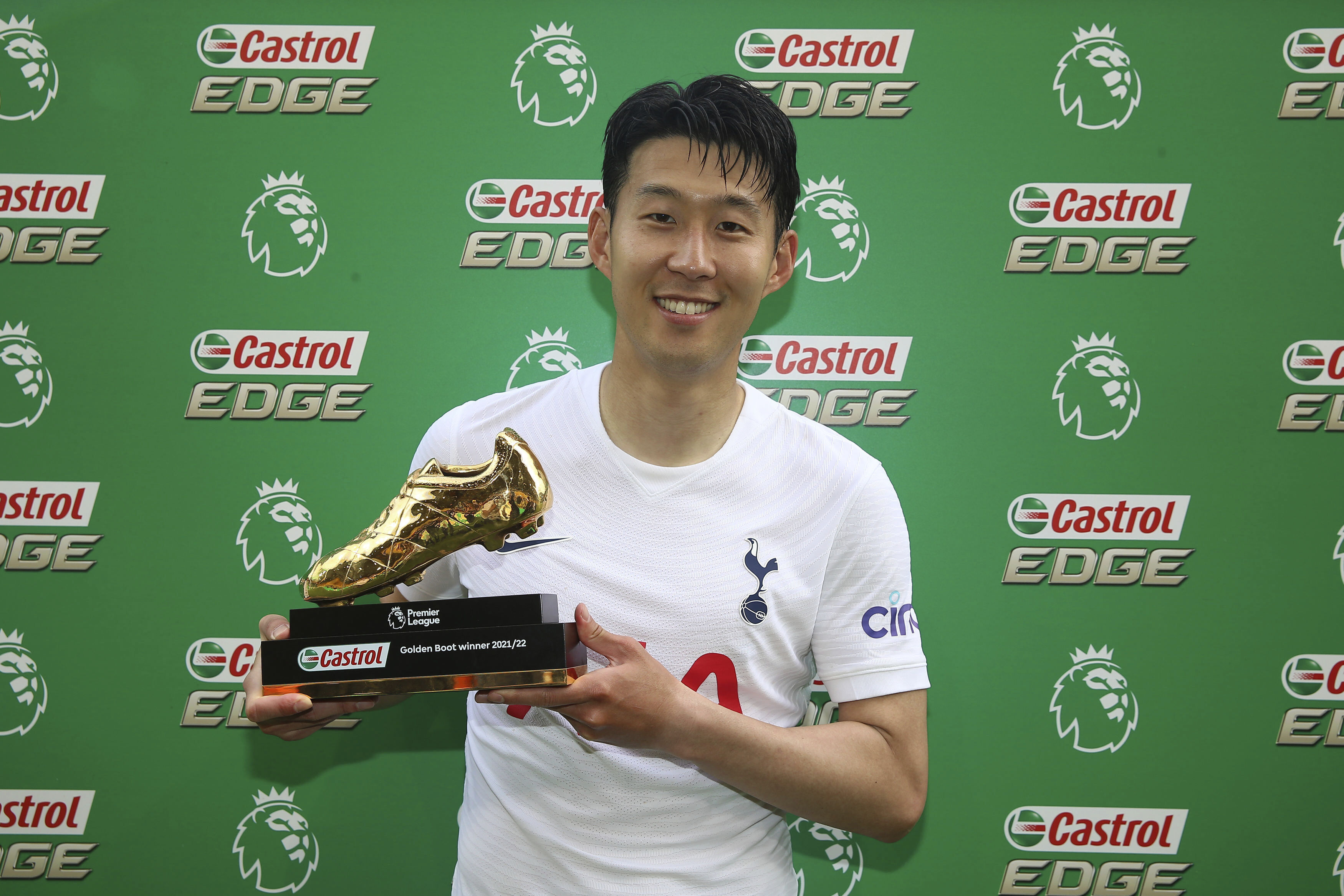B/R Football on X: Heung-min Son wins the Best Footballer in Asia award ☀️  It's the sixth straight year he's won it, and eighth time overall 🫡   / X