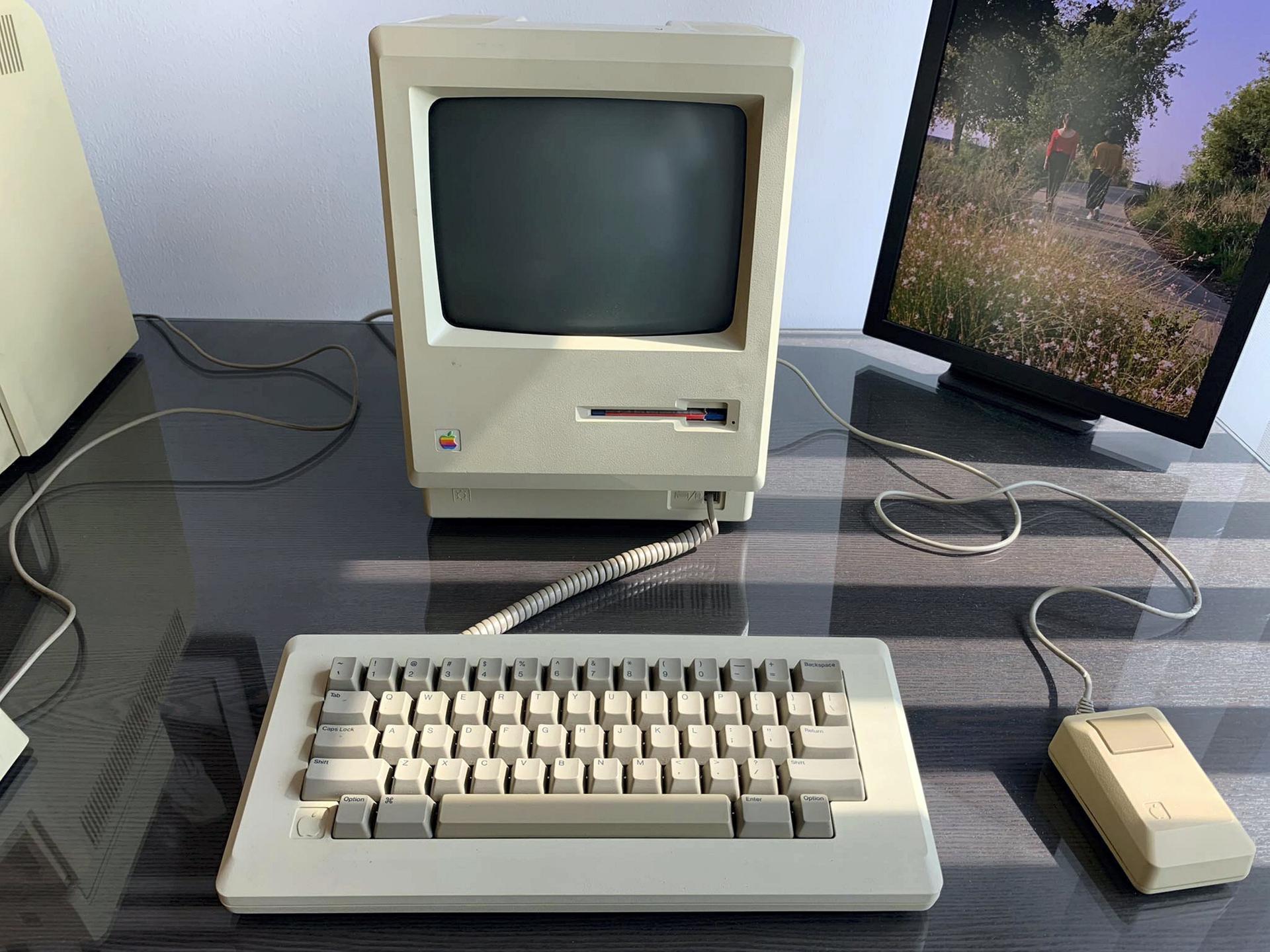 Apple's first computer, a collector's dream, could fetch $500,000 at  auction, Apple