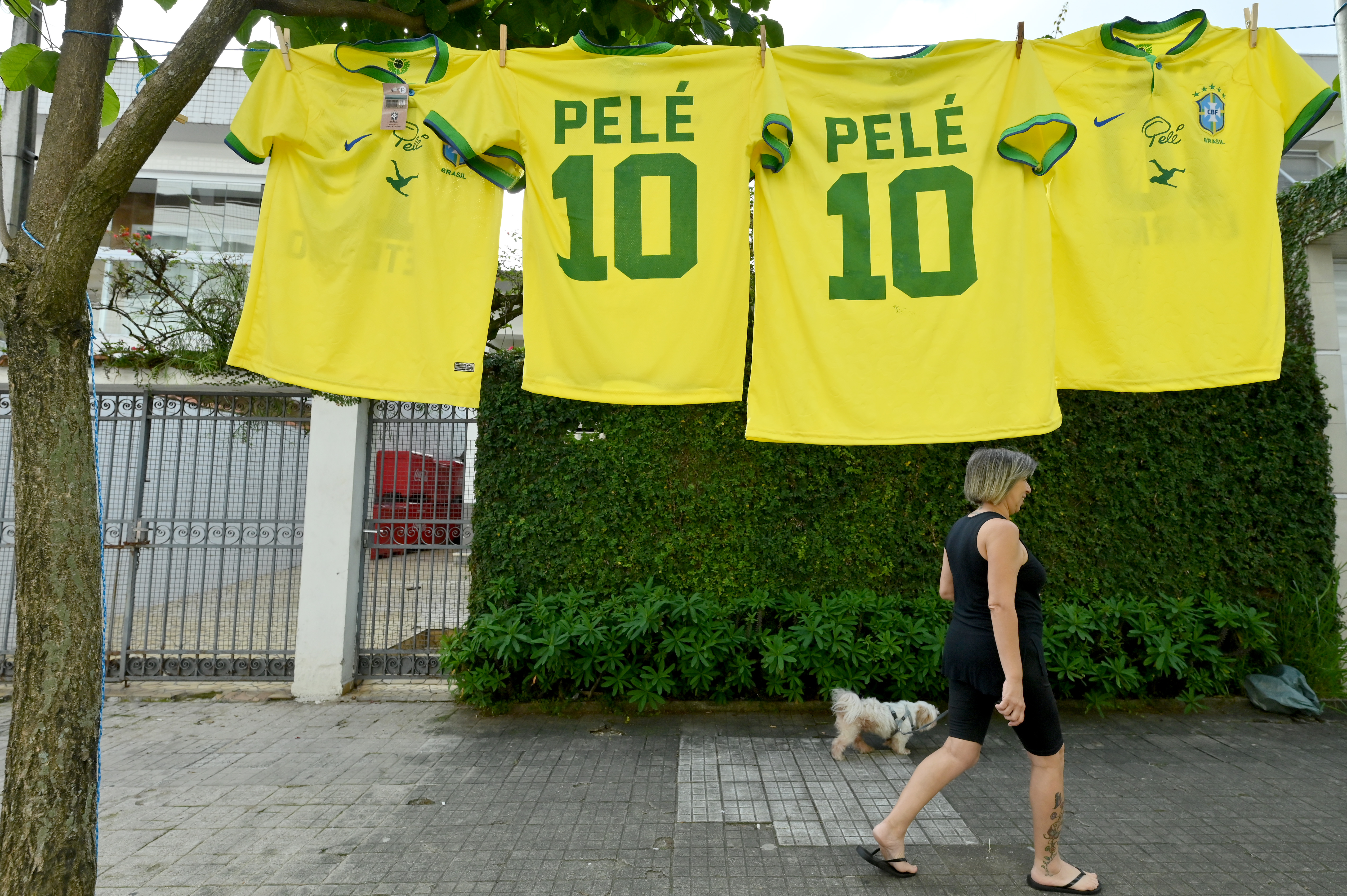 Brazil football stars Neymar and Marta in 'battle of the jerseys' - BBC News