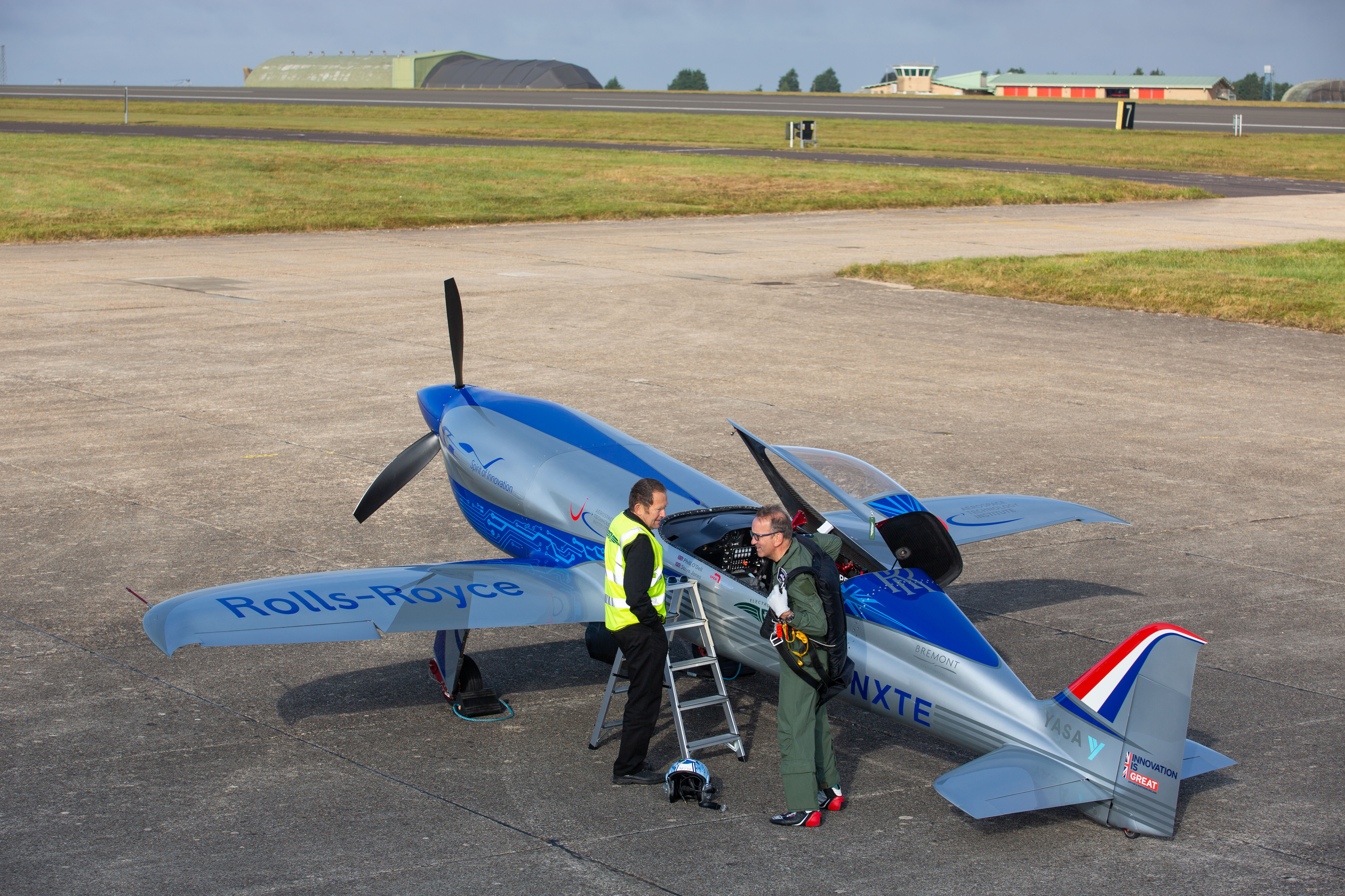 The aircraft can fly 200 nautical miles – 370km or from London to Paris – on a single charge that takes only 30 minutes for the lithium-ion batteries to power fully.