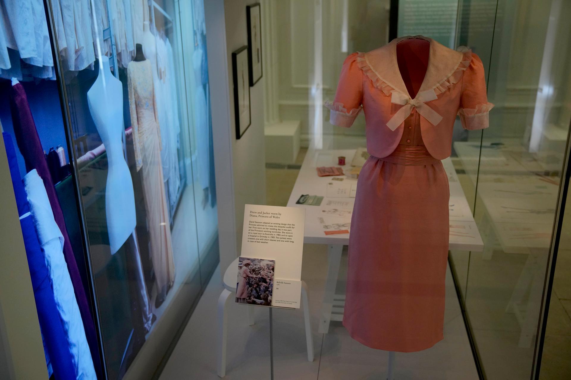 Princess Diana's wedding dress to be on display at Kensington Palace – WPXI