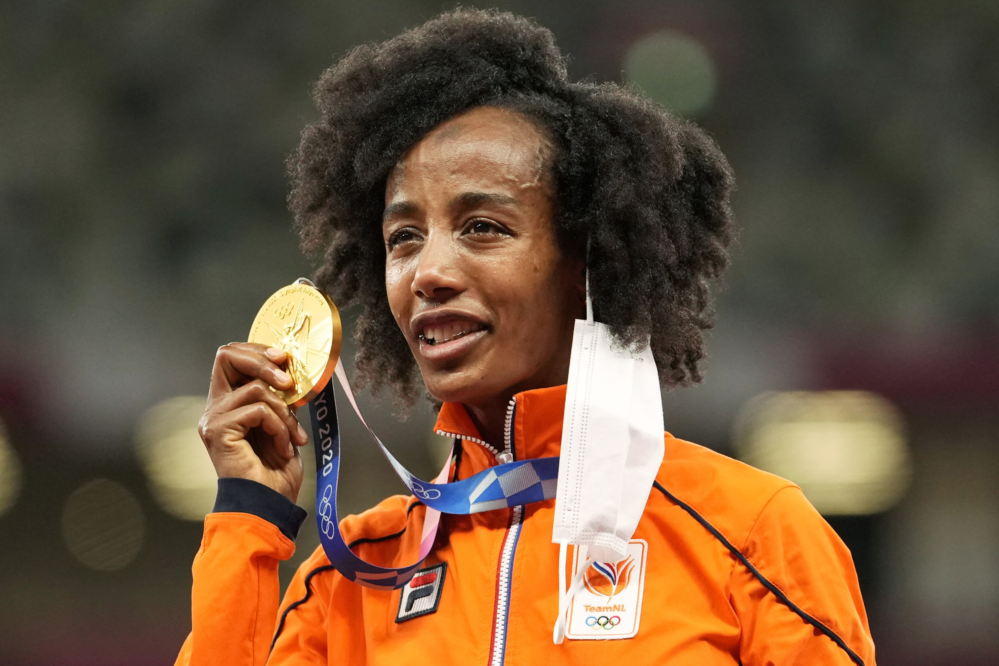 Tokyo 2020: Watch Dutch runner Sifan Hassan FALL on final lap of 1,500m  heat but somehow get back up to win race