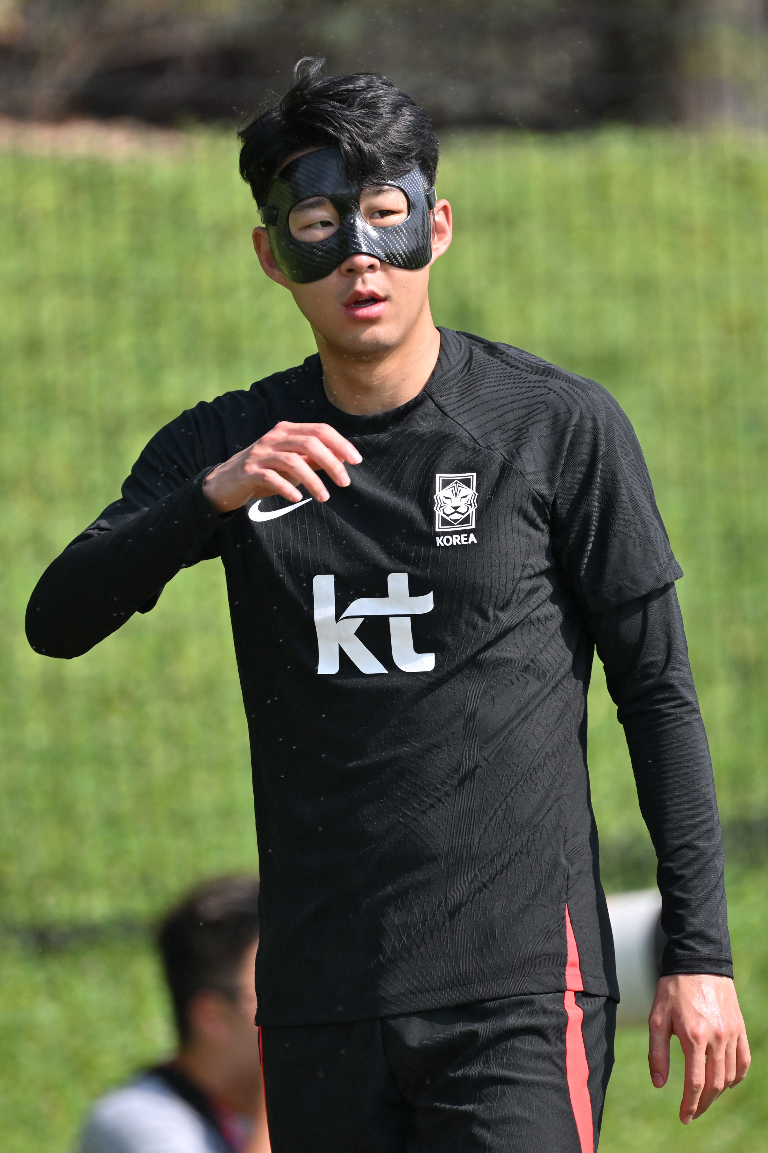 Son Heung-min arrives in Qatar carrying a new mask