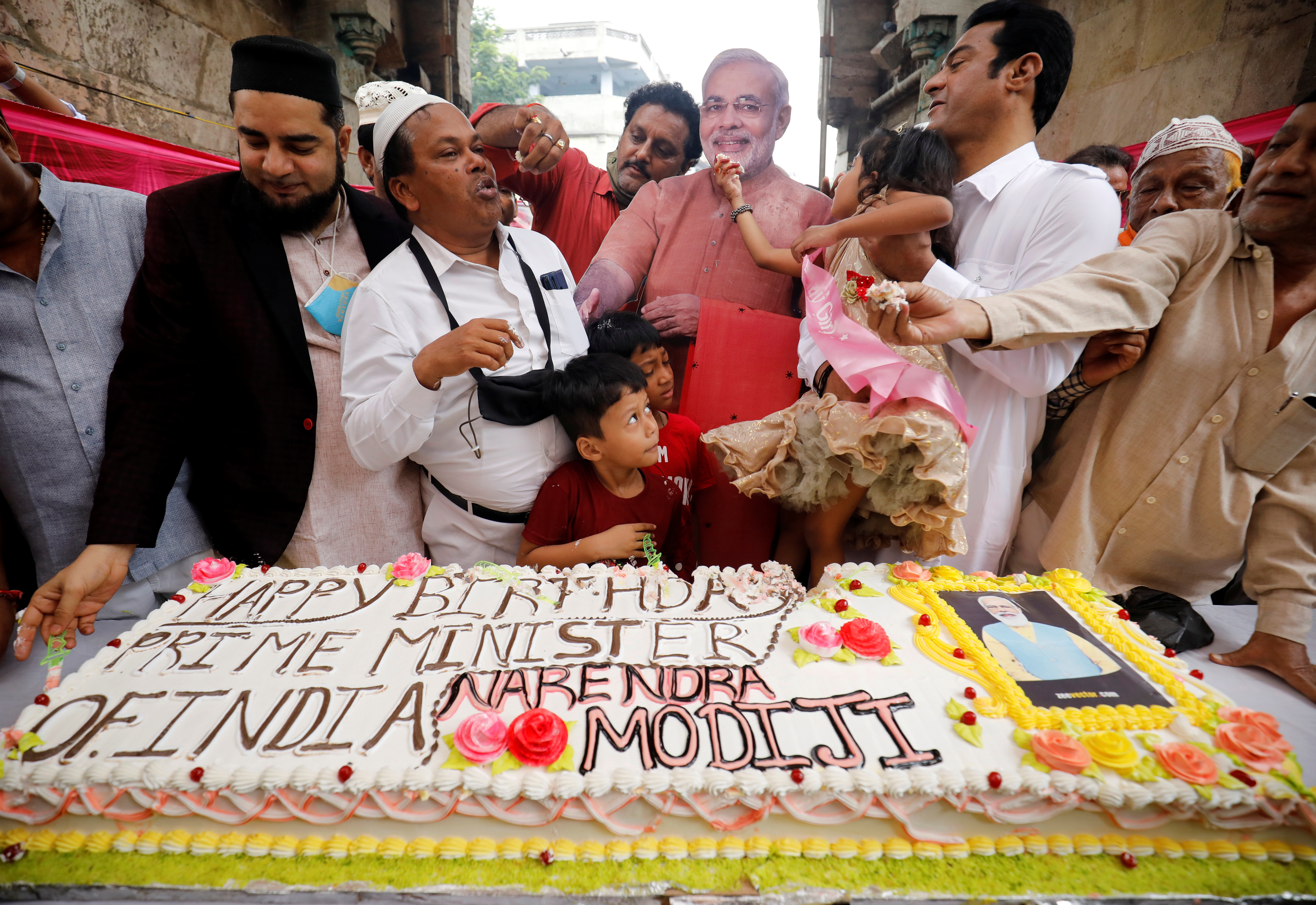 Madhya Pradesh: Controversy over temple-shaped cake cut during Kamal Nath's  birthday celebration