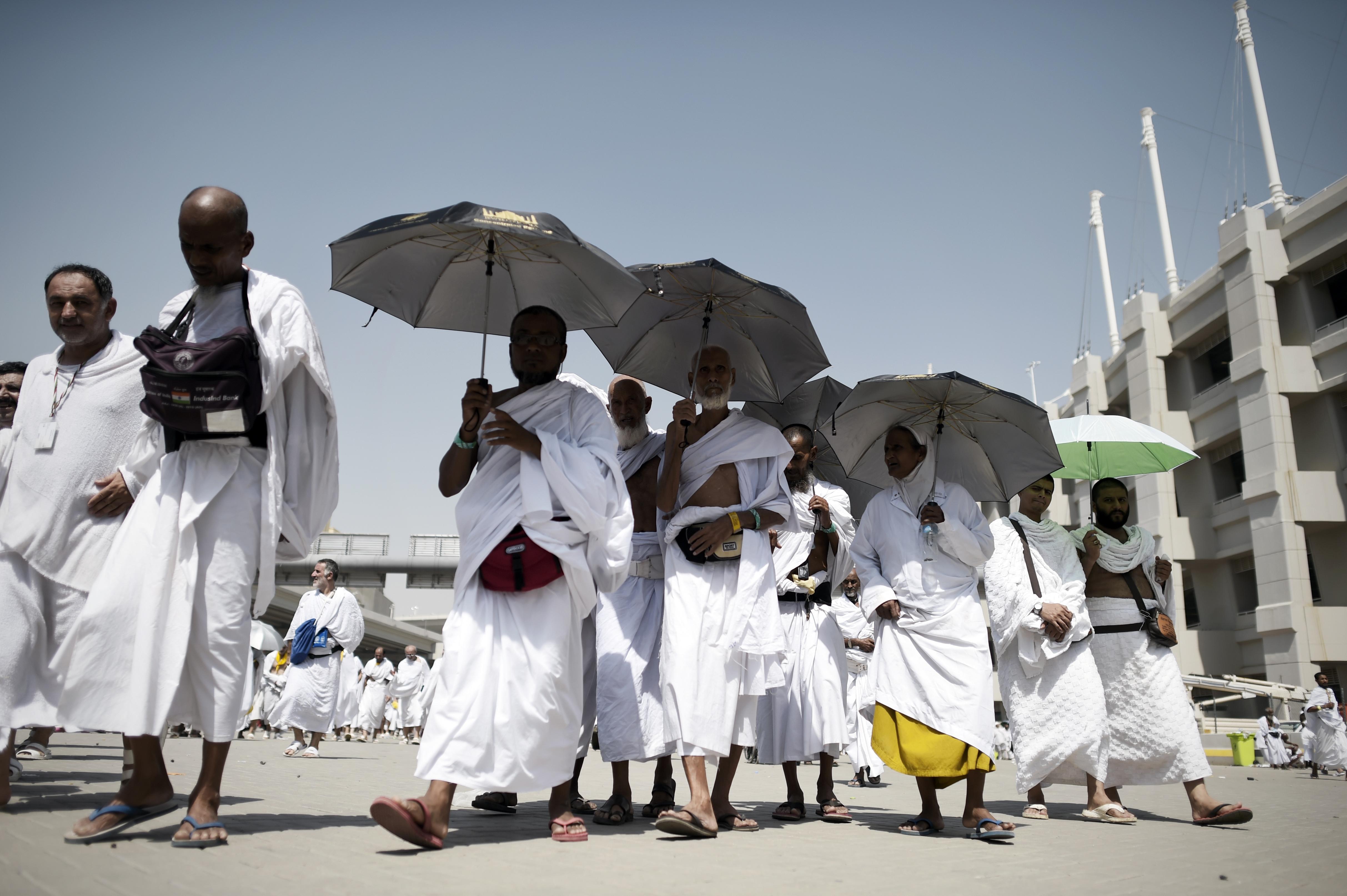 How do pilgrims beat the heat during Hajj?