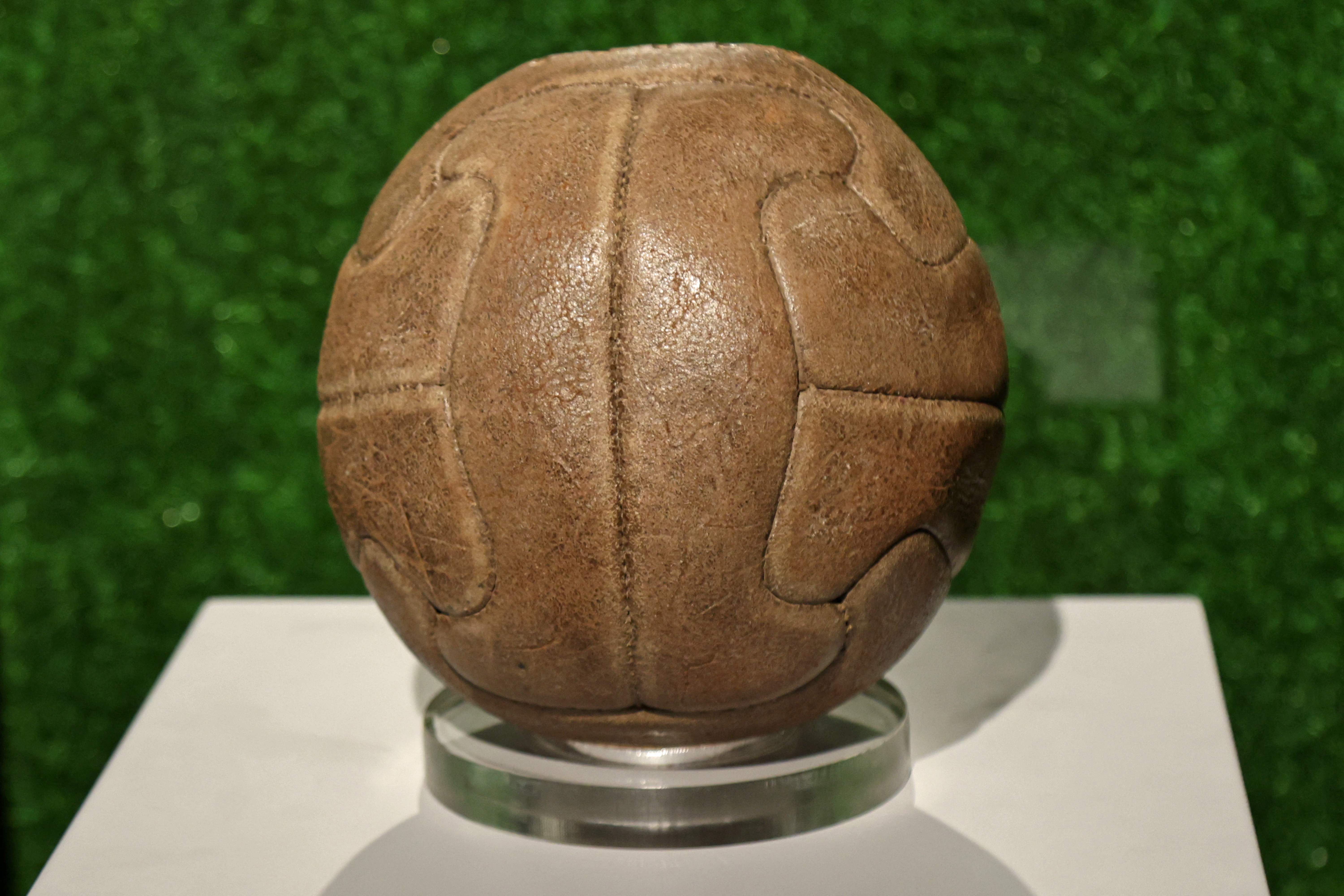 WORLD'S BIGGEST FOOTBALL - Is the $350 JUMBO 2022 World Cup ball worth it?  