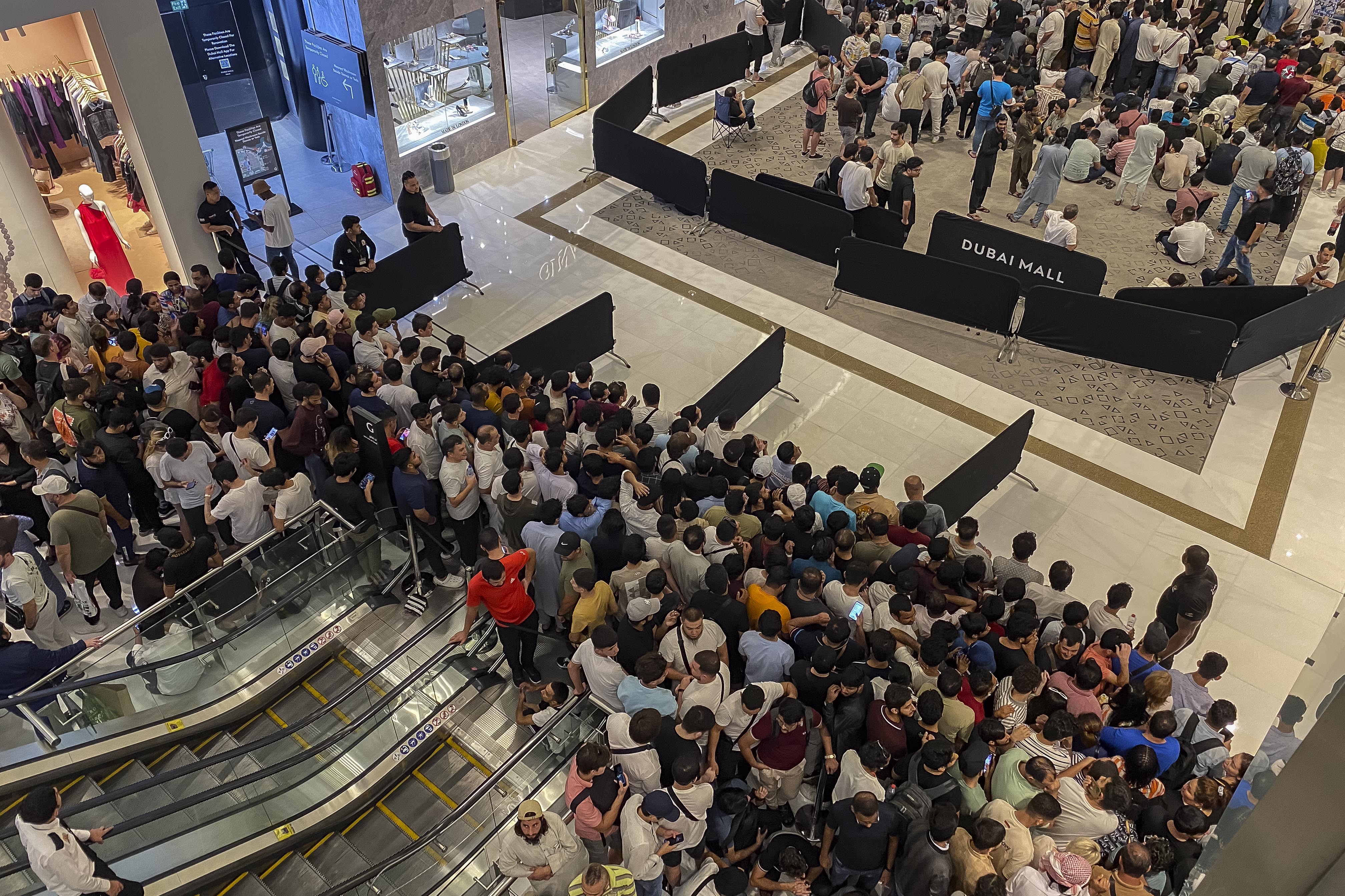 Massive Crowd Descends Upon Dubai Mall For IPhone 15 Launch Inventiva