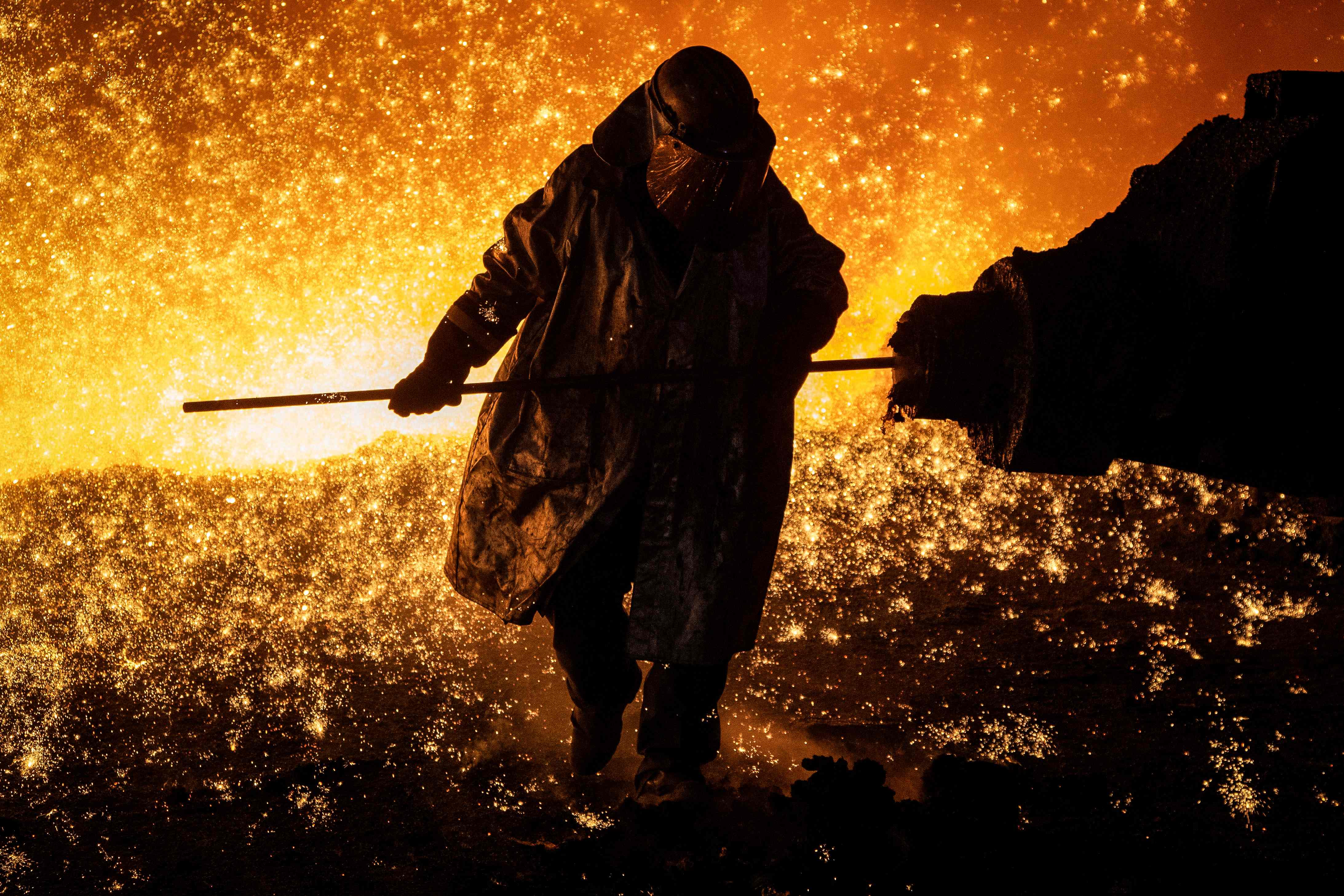 Tata Steel: Port Talbot steelworks gets £500m by UK government - BBC News