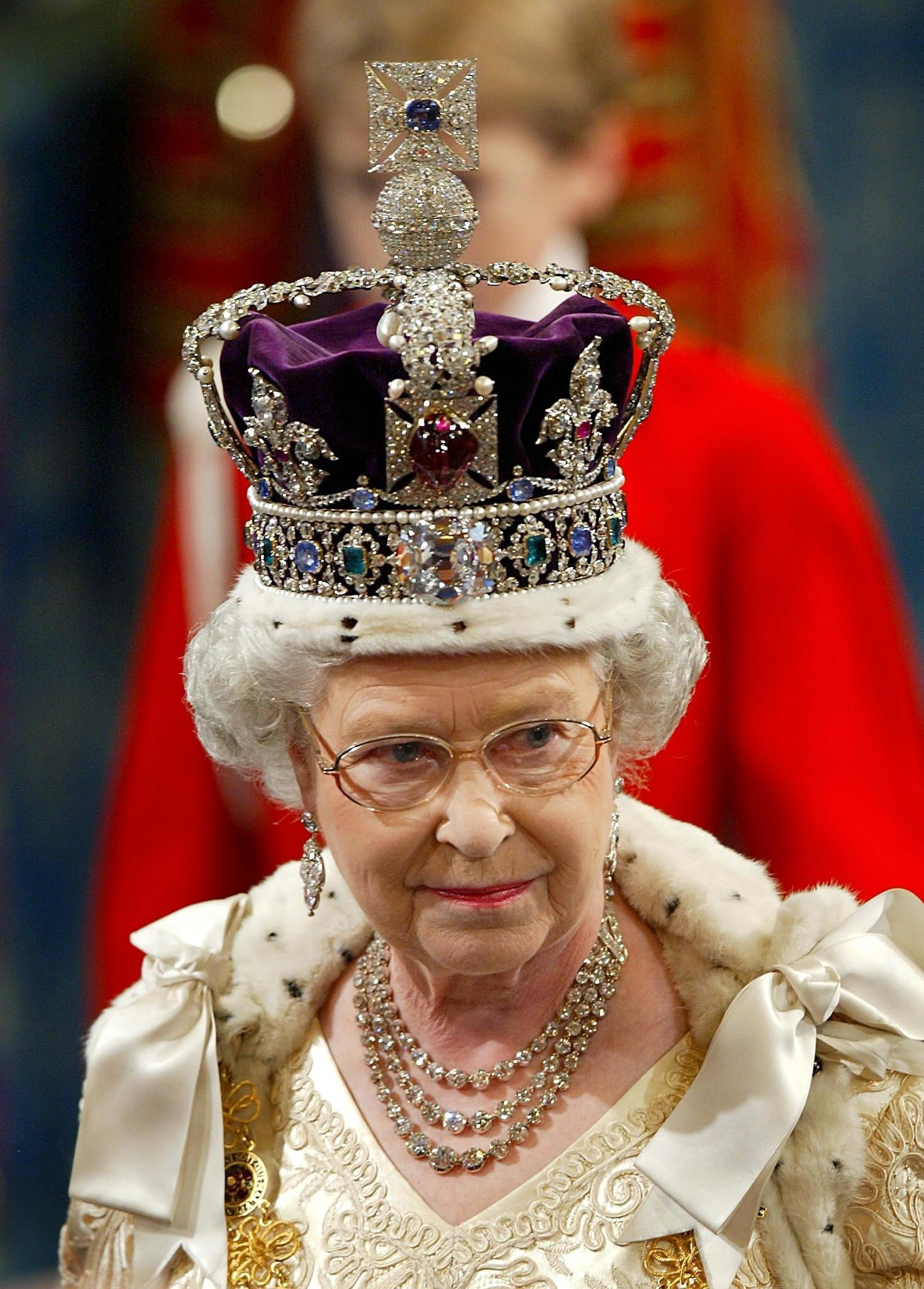 What is the significance of the Imperial State Crown on top of Queen  Elizabeth's coffin?