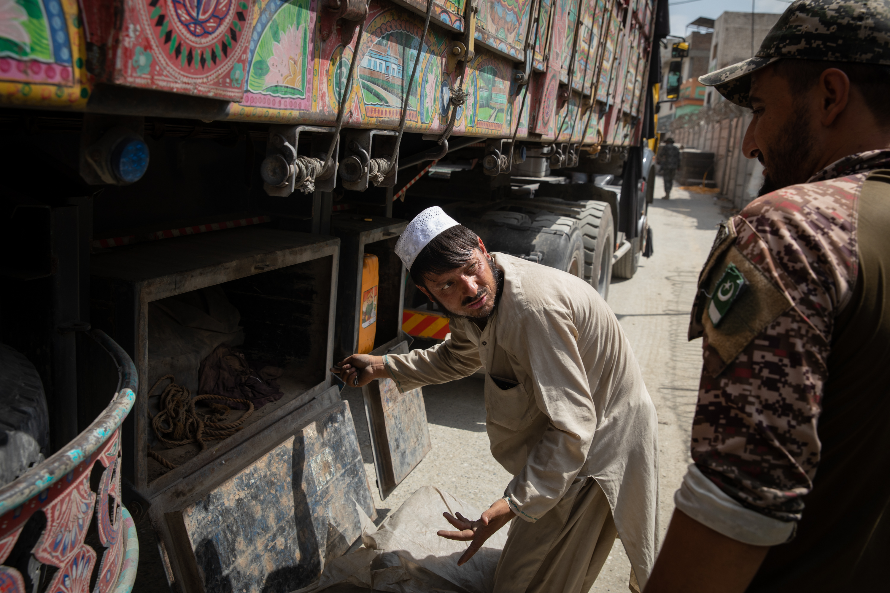 Afghan children cling to lorries to be smuggled into Pakistan