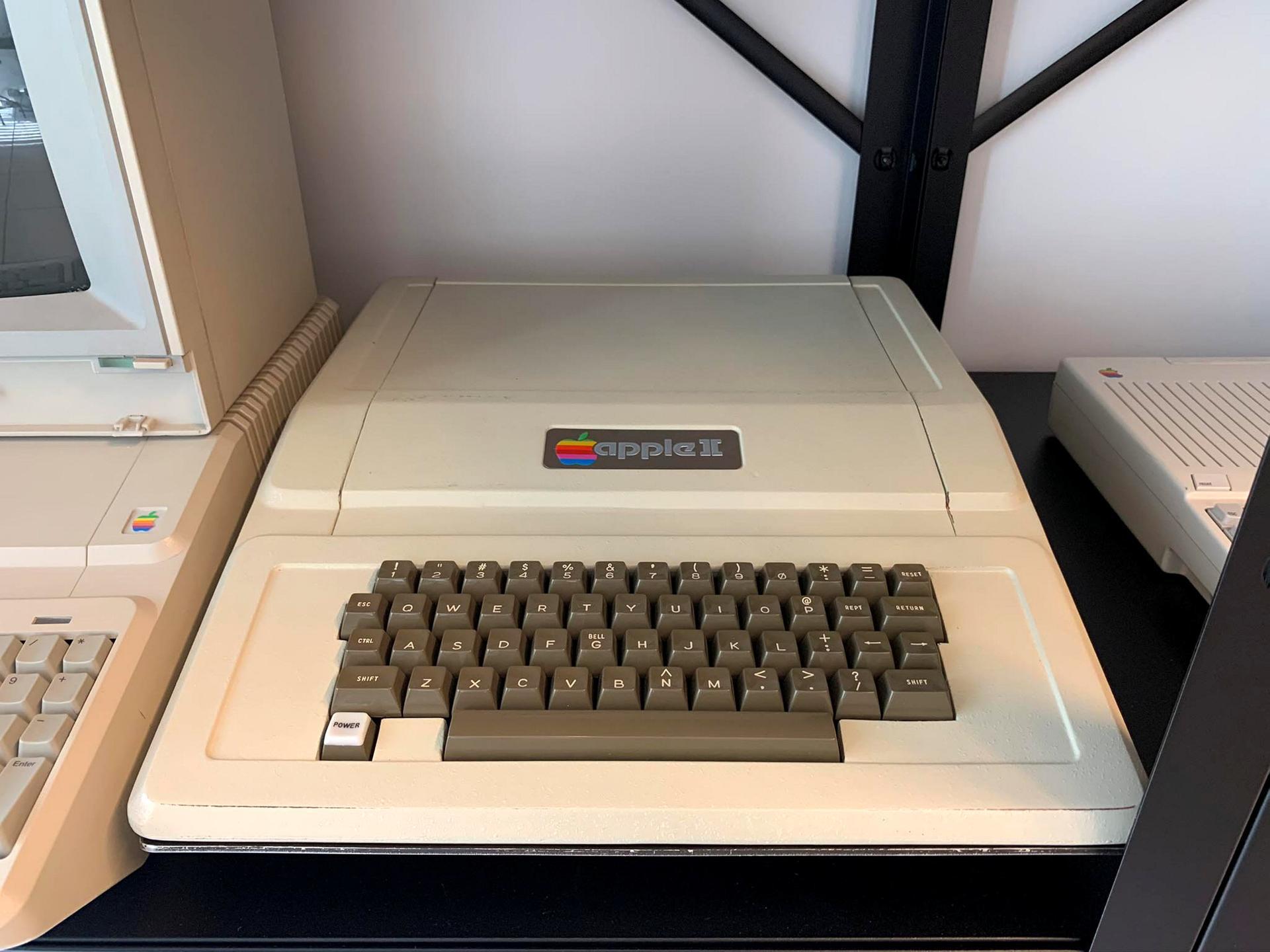 Apple's first computer, a collector's dream, could fetch $500,000 at  auction, Apple