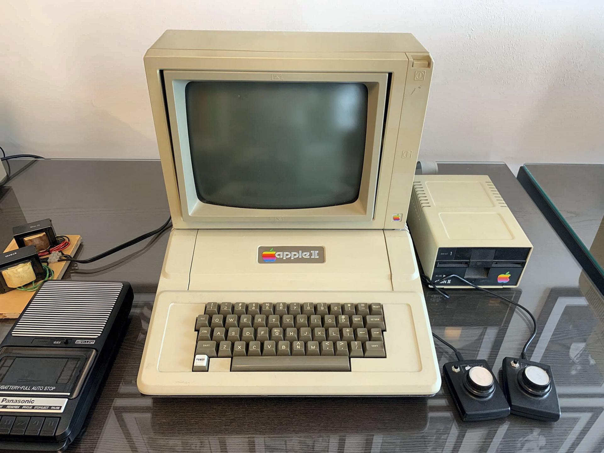 Apple's first computer, a collector's dream, could fetch $500,000 at  auction, Apple