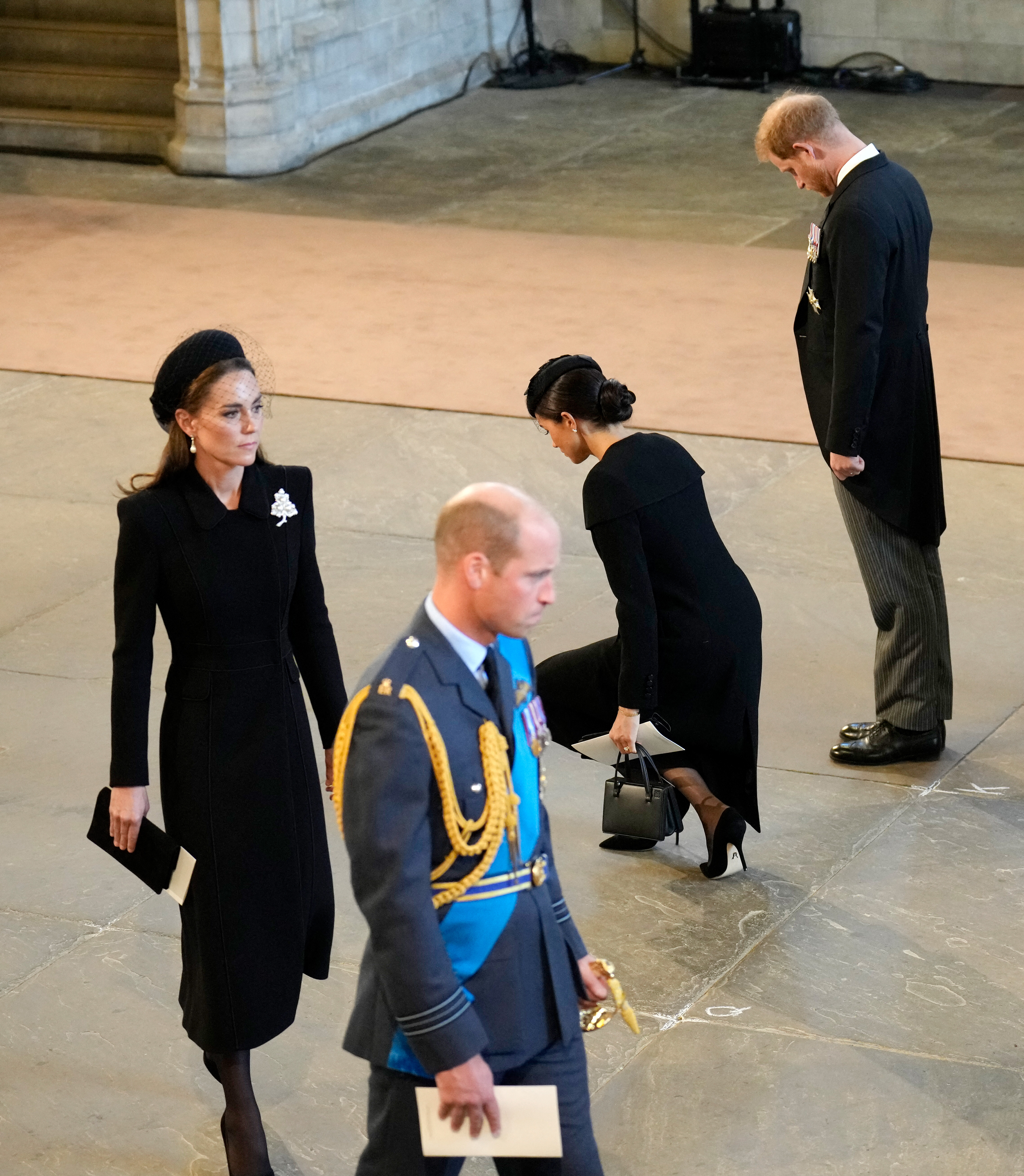 Curtsying rules explained: Only one woman is exempt from curtsying in the  Royal Family