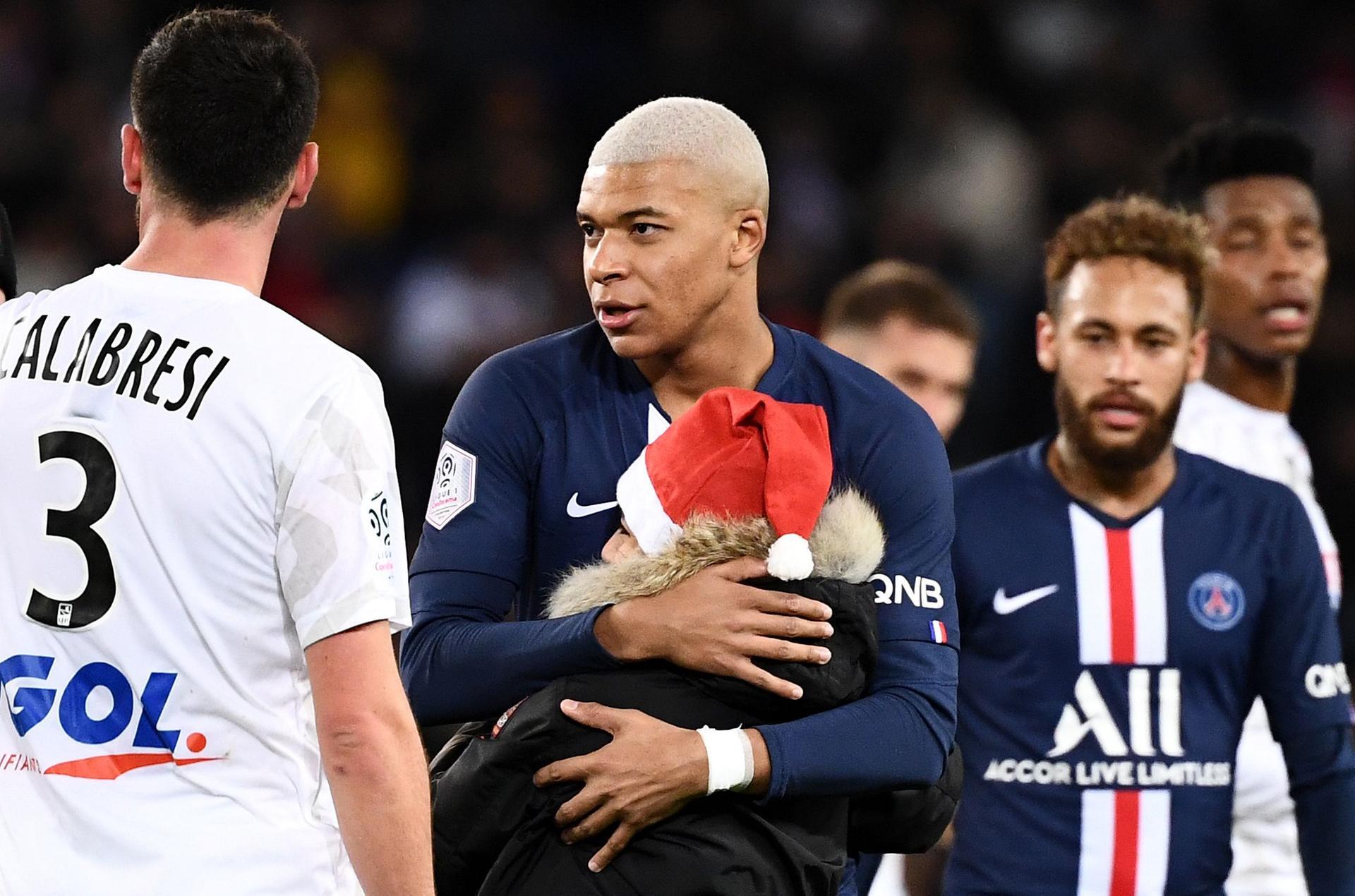 What A Night Kylian Mbappe Helps Pitch Invading Fan Scores Two Goals And Gives Out Gifts Dressed As Santa Claus