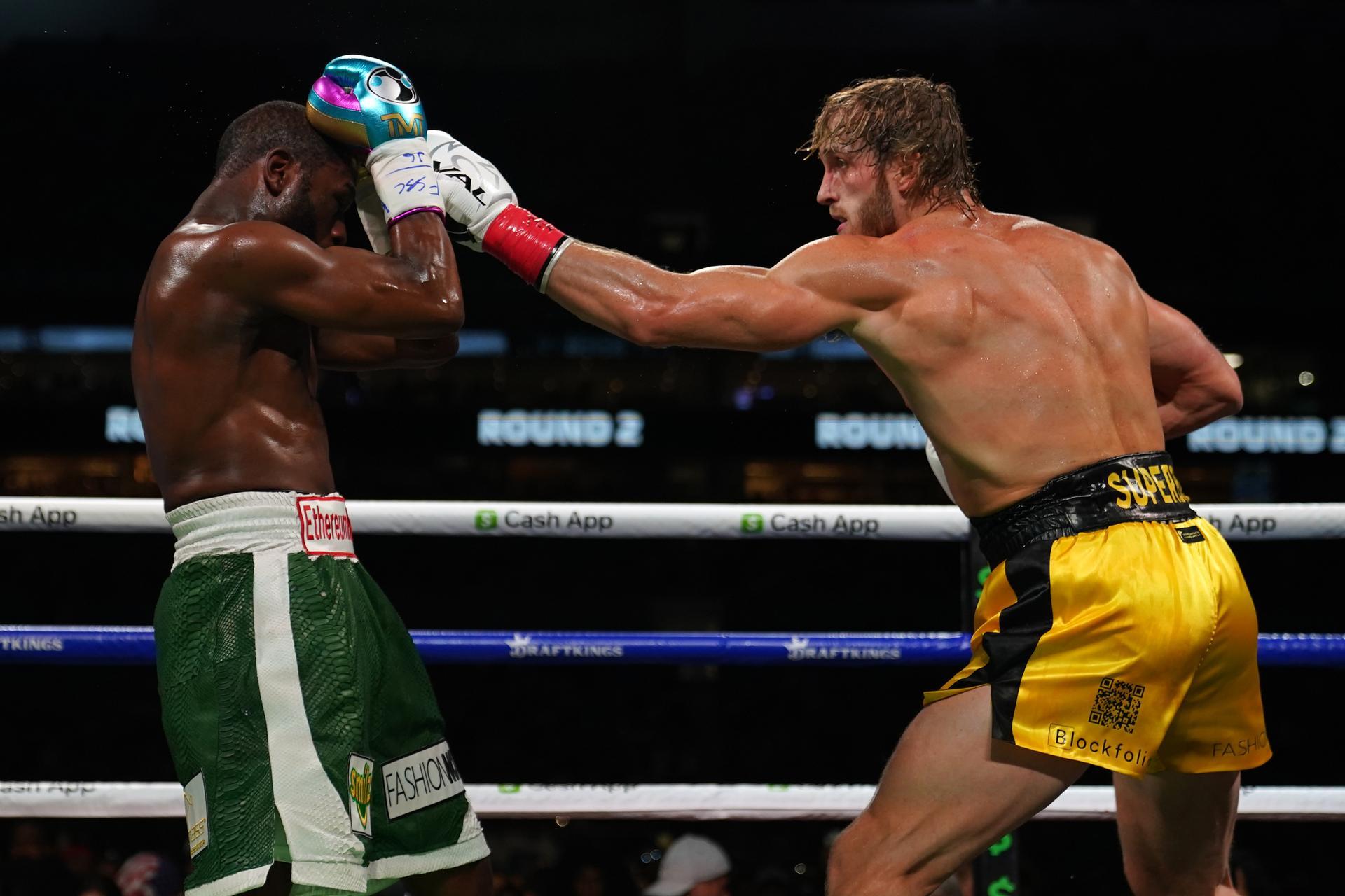 Logan Paul goes the distance in exhibition fight vs Floyd Mayweather -  Sports Illustrated