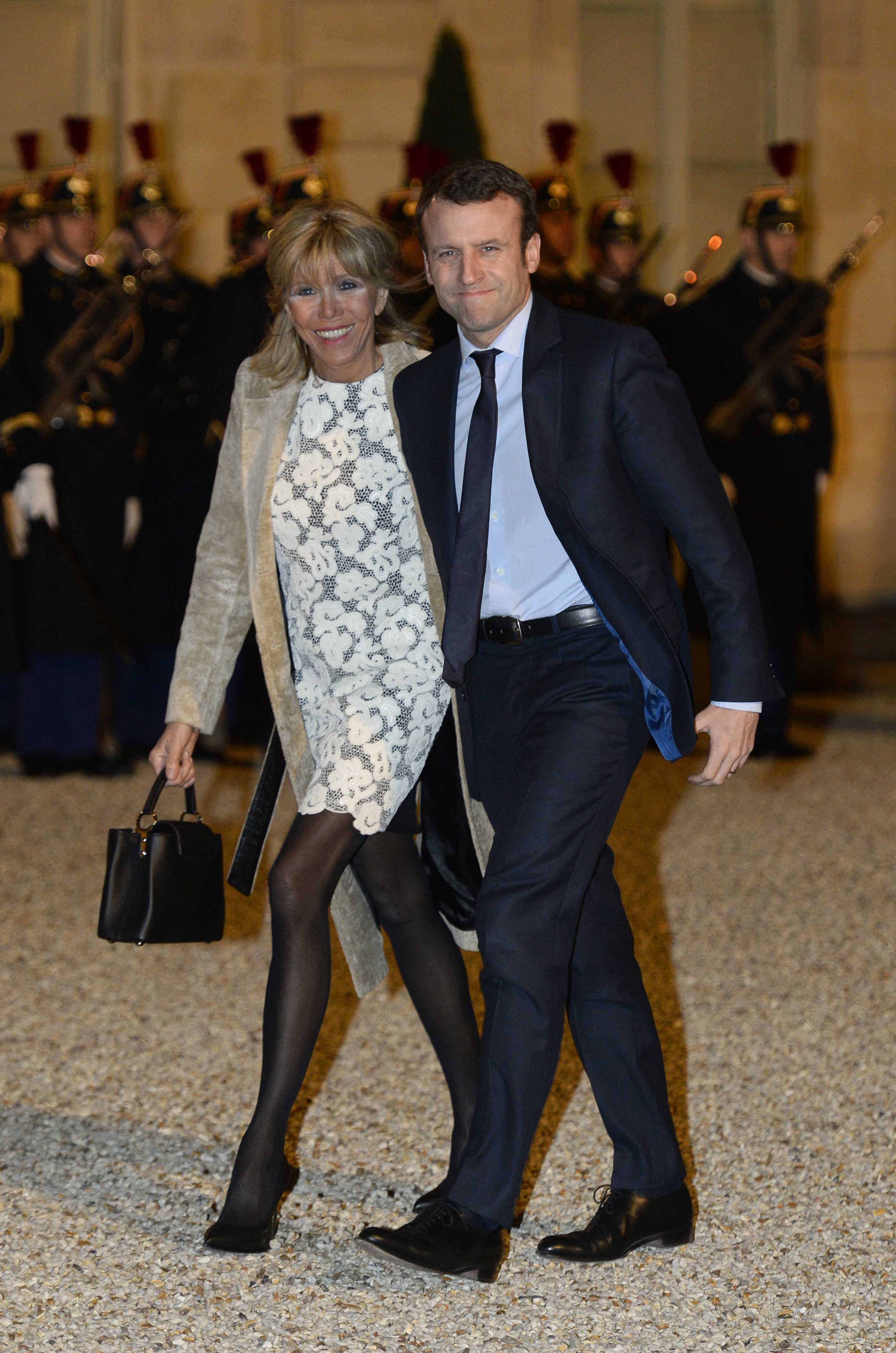 PHOTOS – Brigitte Macron, ultra stylée, ose le blazer Louis