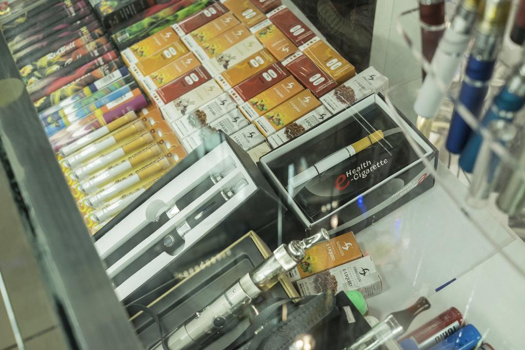 E cigarettes being sold in a Dubai mall despite ban