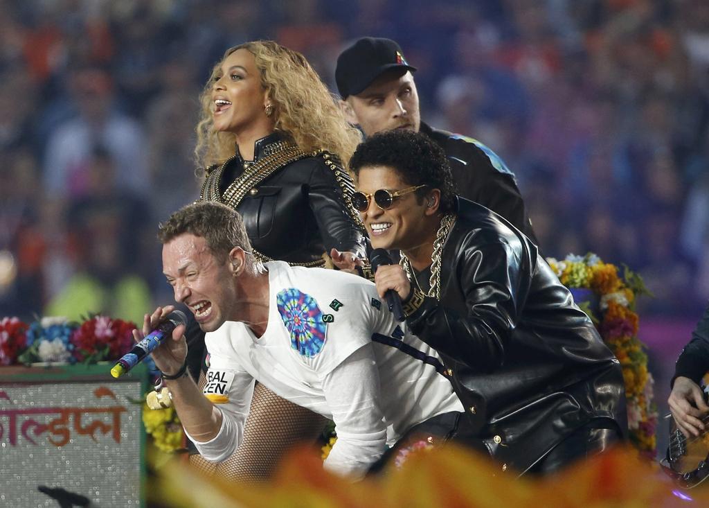 Review: Coldplay lets Beyoncé, Bruno Mars overshadow band during