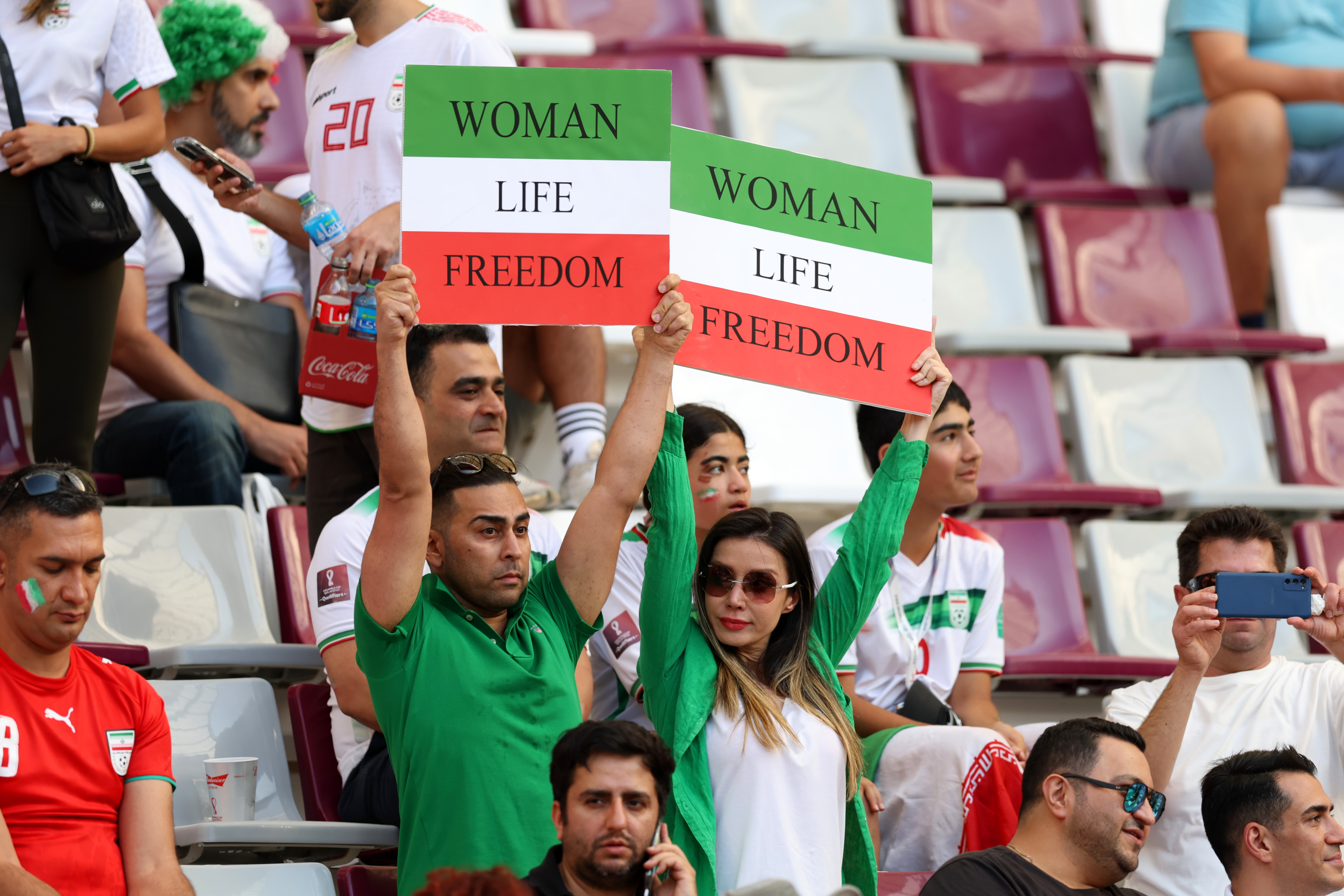 O Iraniano E O Russo Ventilam Na Zona Do Fã No Campeonato Do Mundo Imagem  Editorial - Imagem de festa, esportes: 120070740