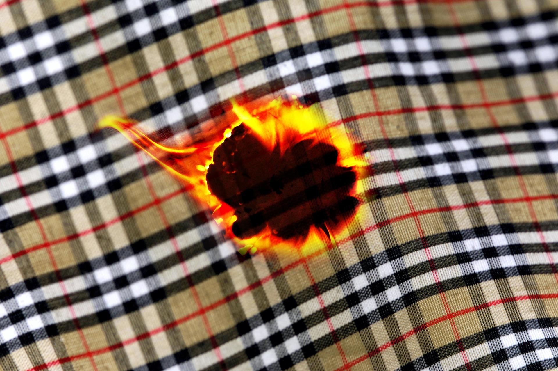 Introducir 52+ imagen burberry burning