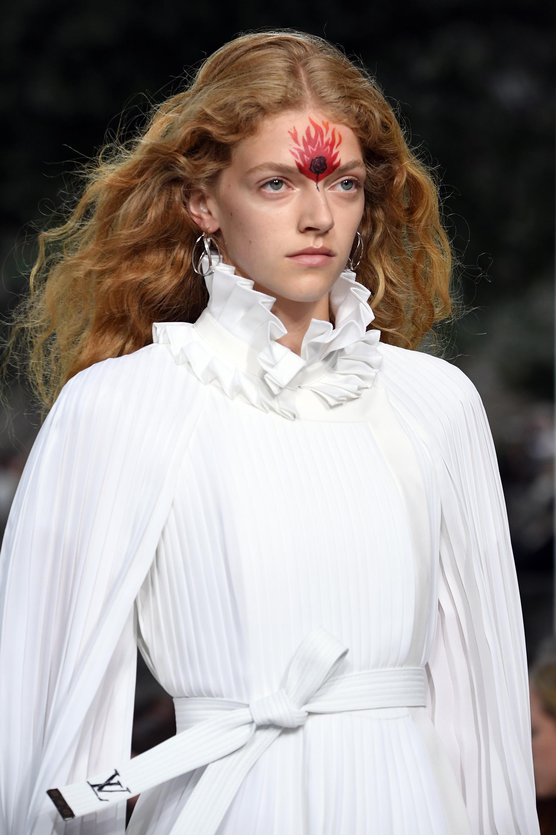 An accessoires look on the runway at Louis Vuitton's fall 2009 show News  Photo - Getty Images