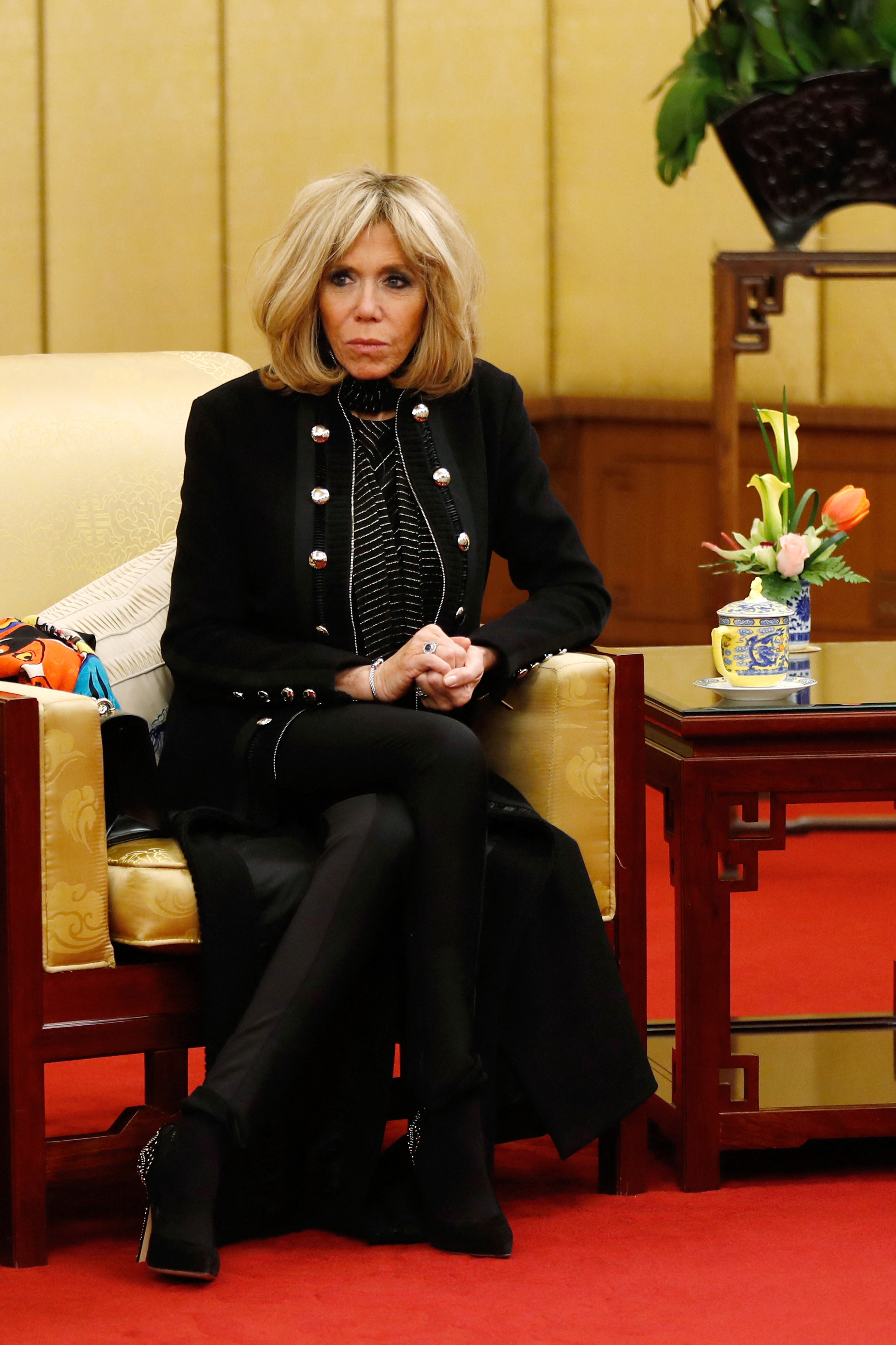 PHOTOS – Brigitte Macron, ultra stylée, ose le blazer Louis