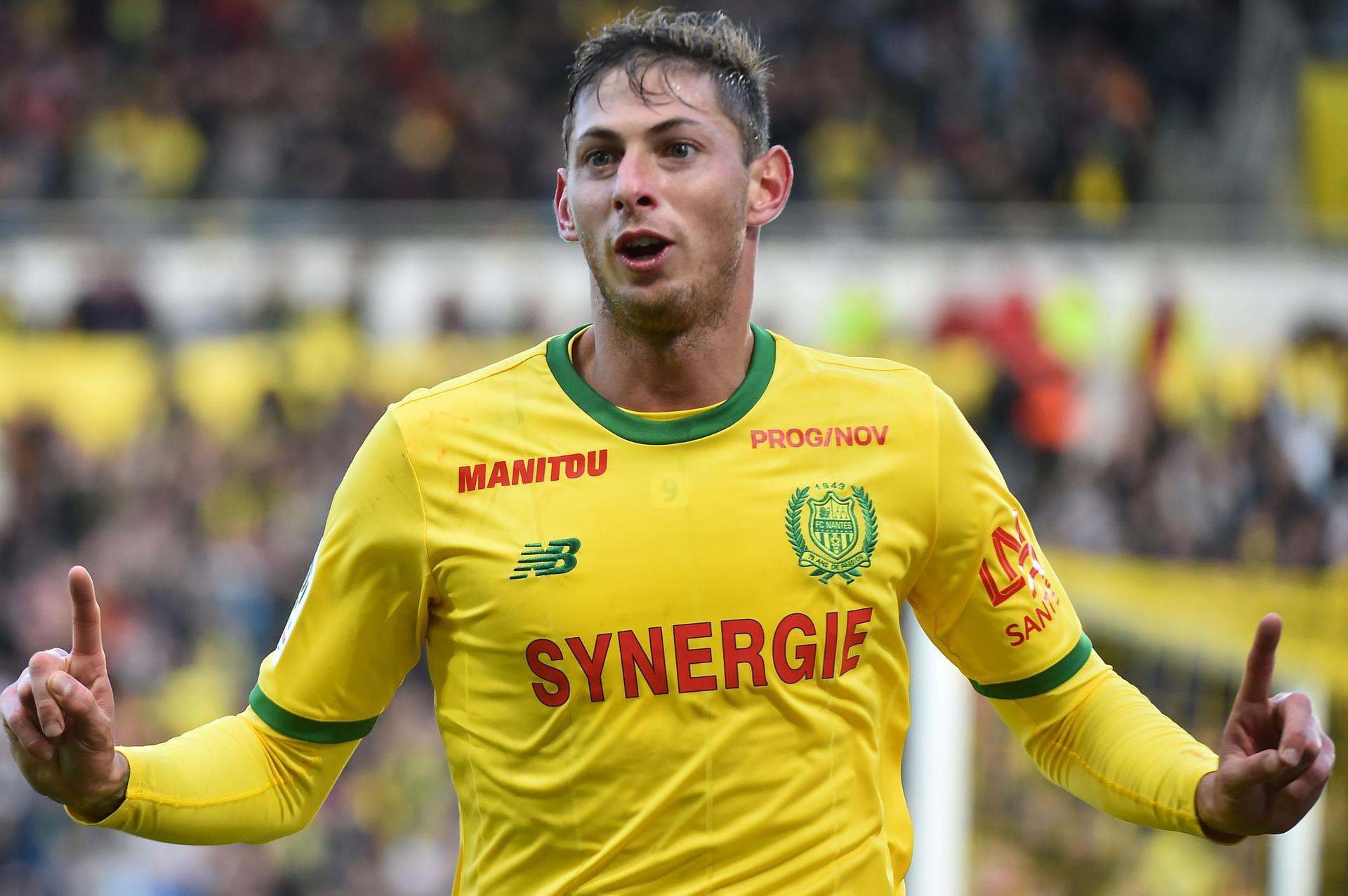 Torcedores do Nantes prestam homenagens a Emiliano Sala - Lance!