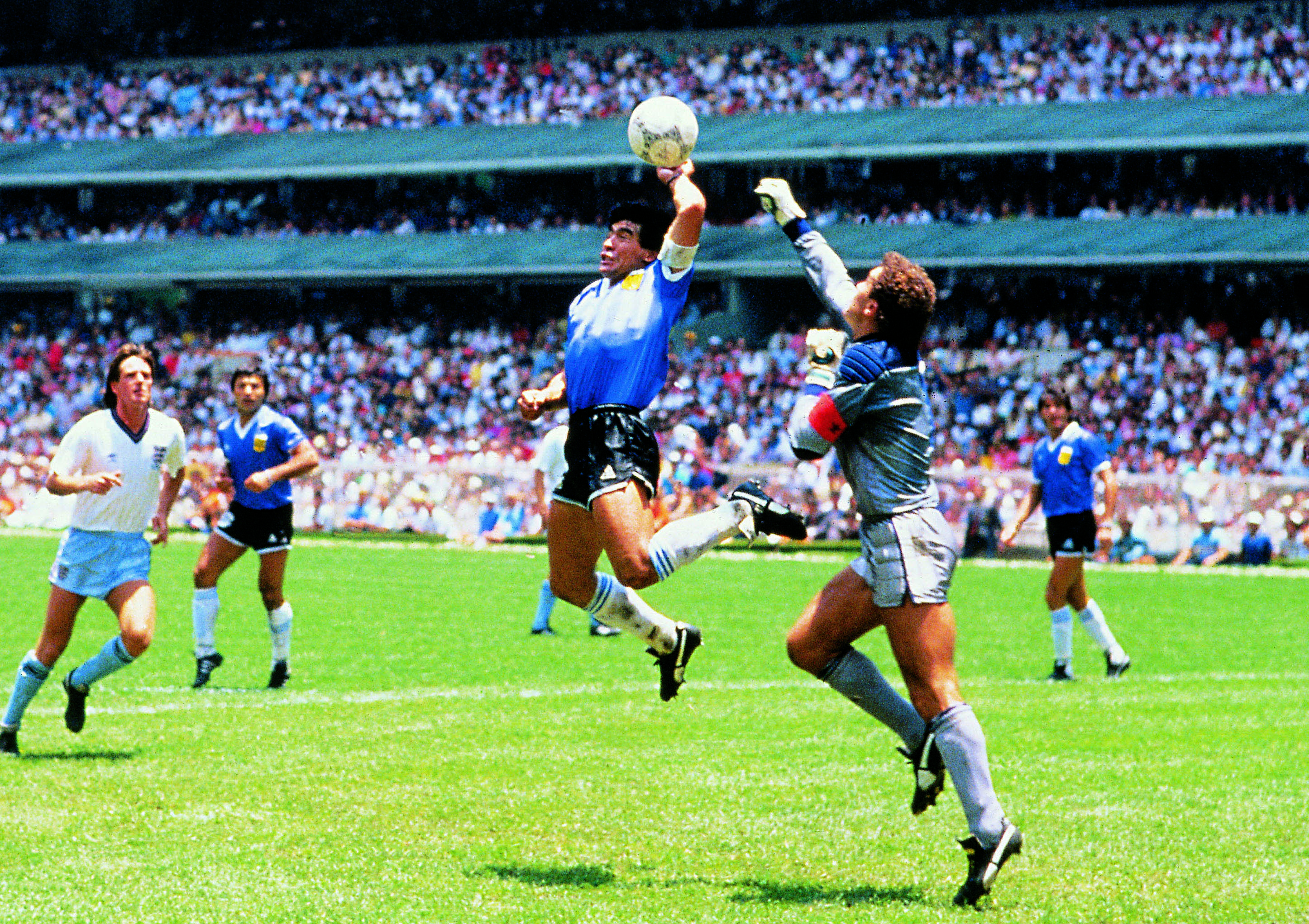 Maradona levantando la copa