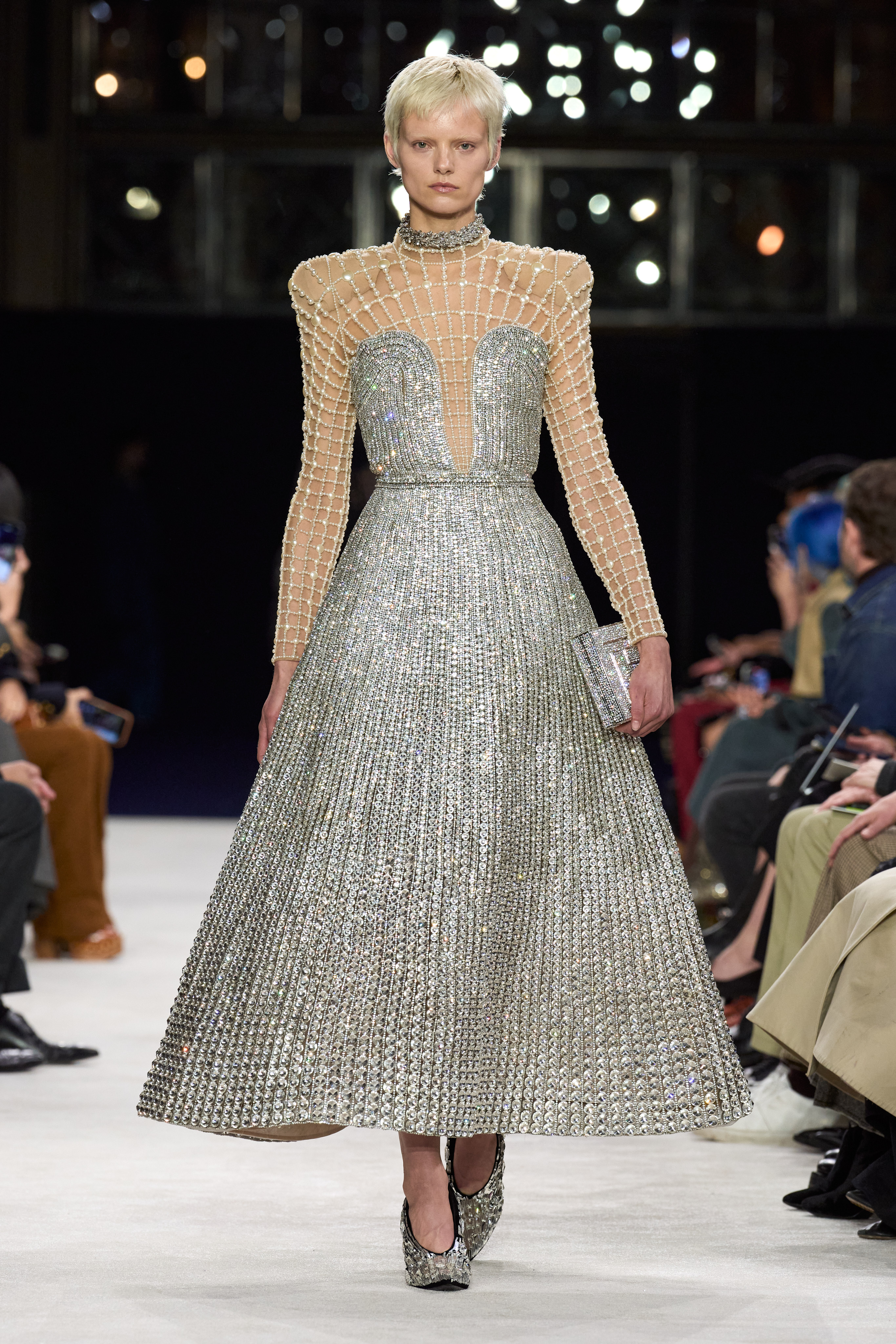 HAUTE COUTURE STAGES ITS COMEBACK - Mission