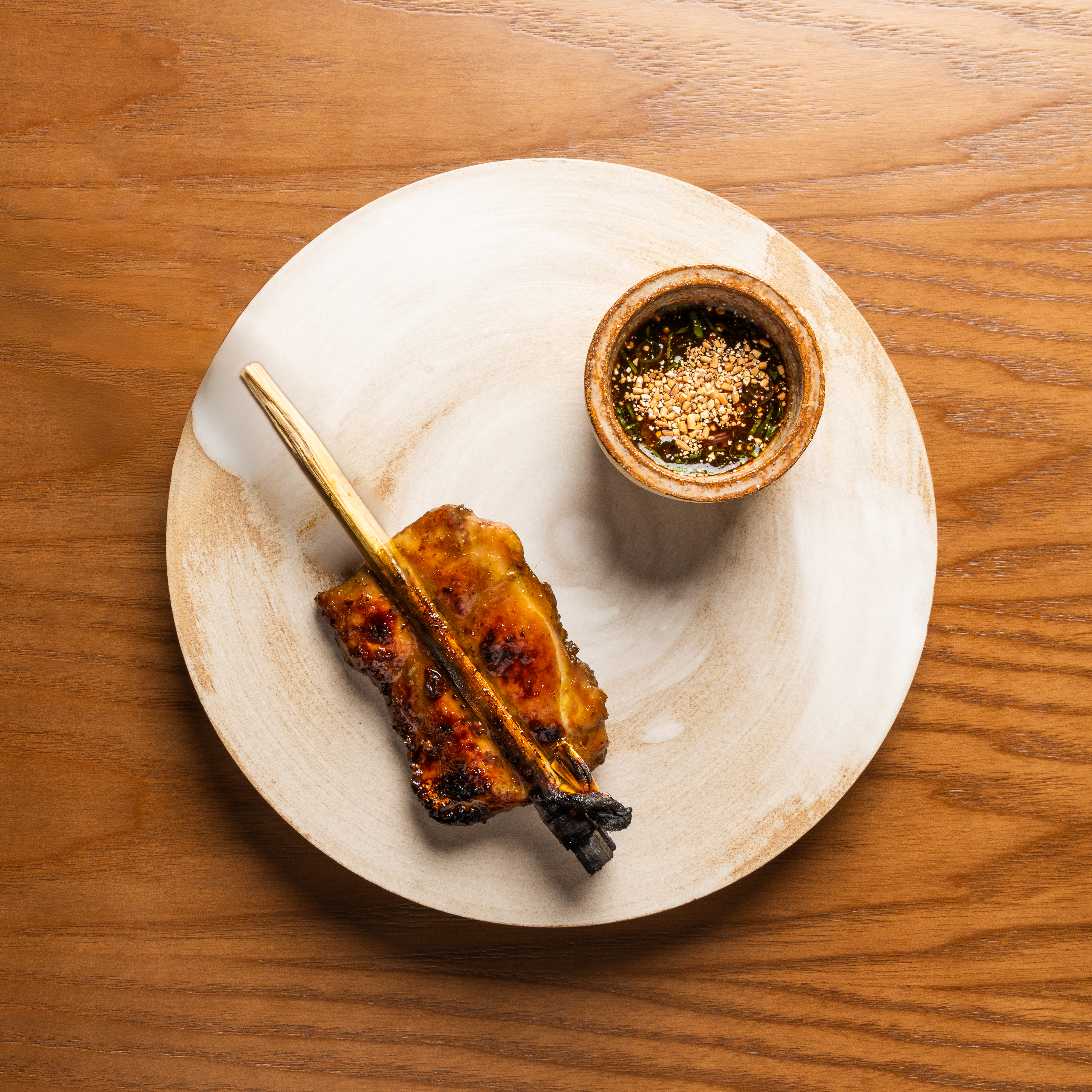 Plat thaï contemporain servi chez Manāo Dubai