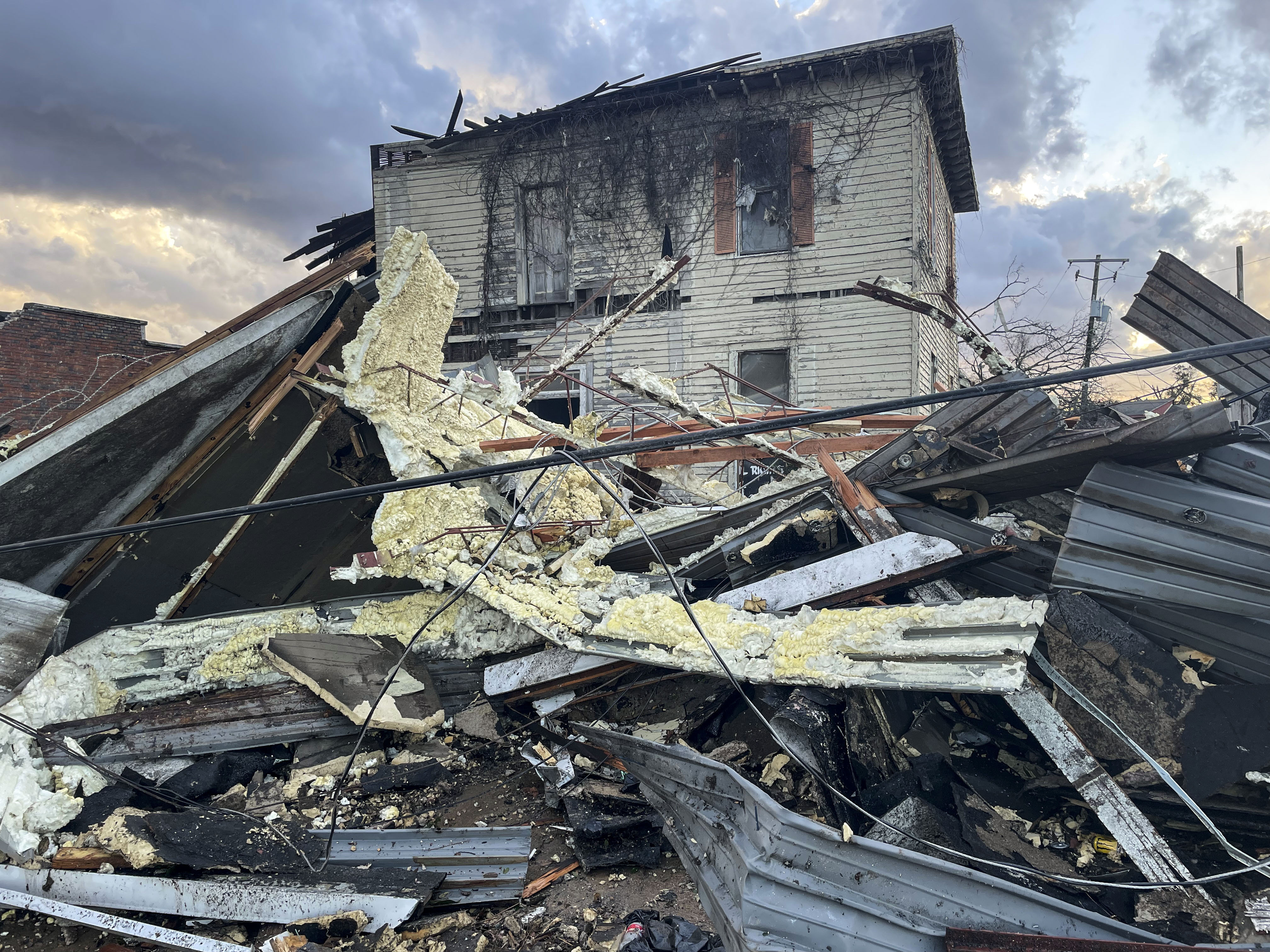 The tornado lifted debris to between 3km and 4.5km in the air and was one of at least 34 tornadoes reported across the US. AP