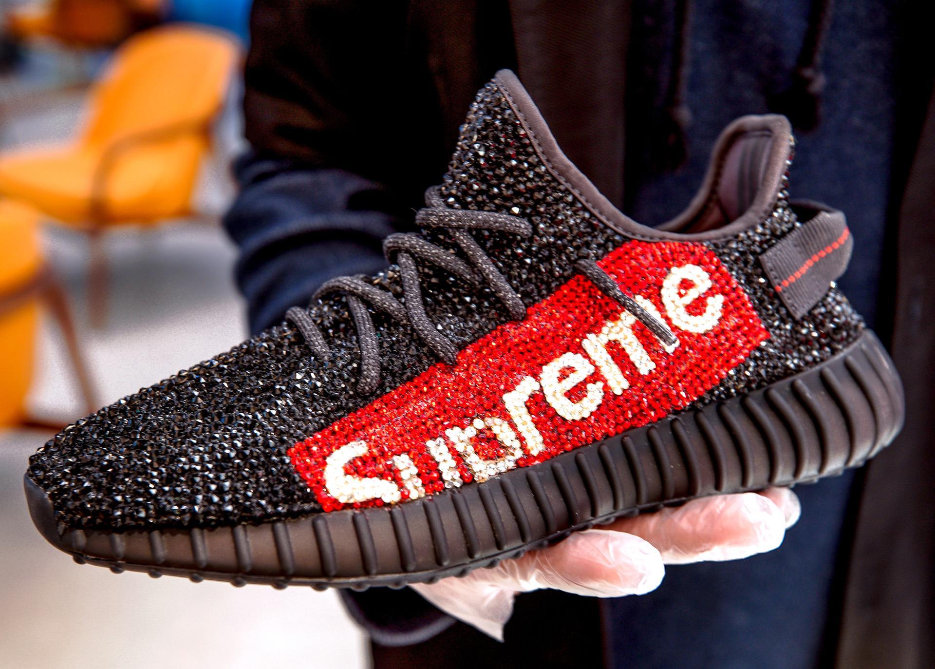 HOW TO PAINT FABRIC SHOES, SUPREME YEEZY BOOST 350 V2 