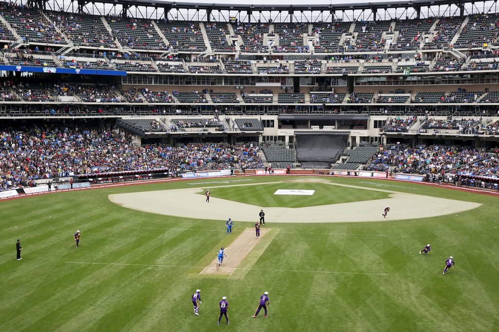 Sachin Tendulkar and Shane Warne turn home of MLB's New York Mets into cricket  pitch – in pictures