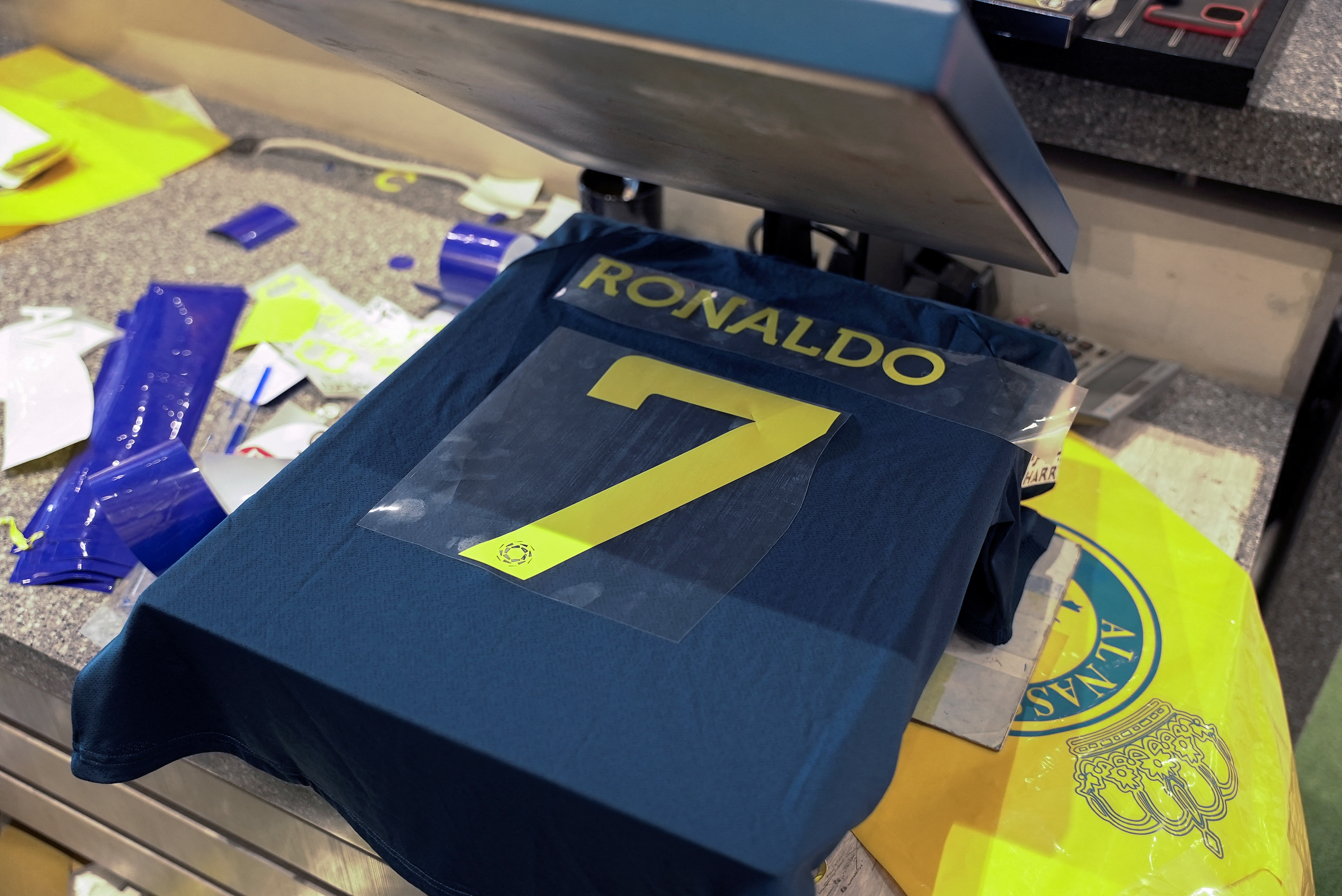 Historic moment': Saudis flock to buy Ronaldo shirts after Al Nassr deal -  Sports - The Jakarta Post