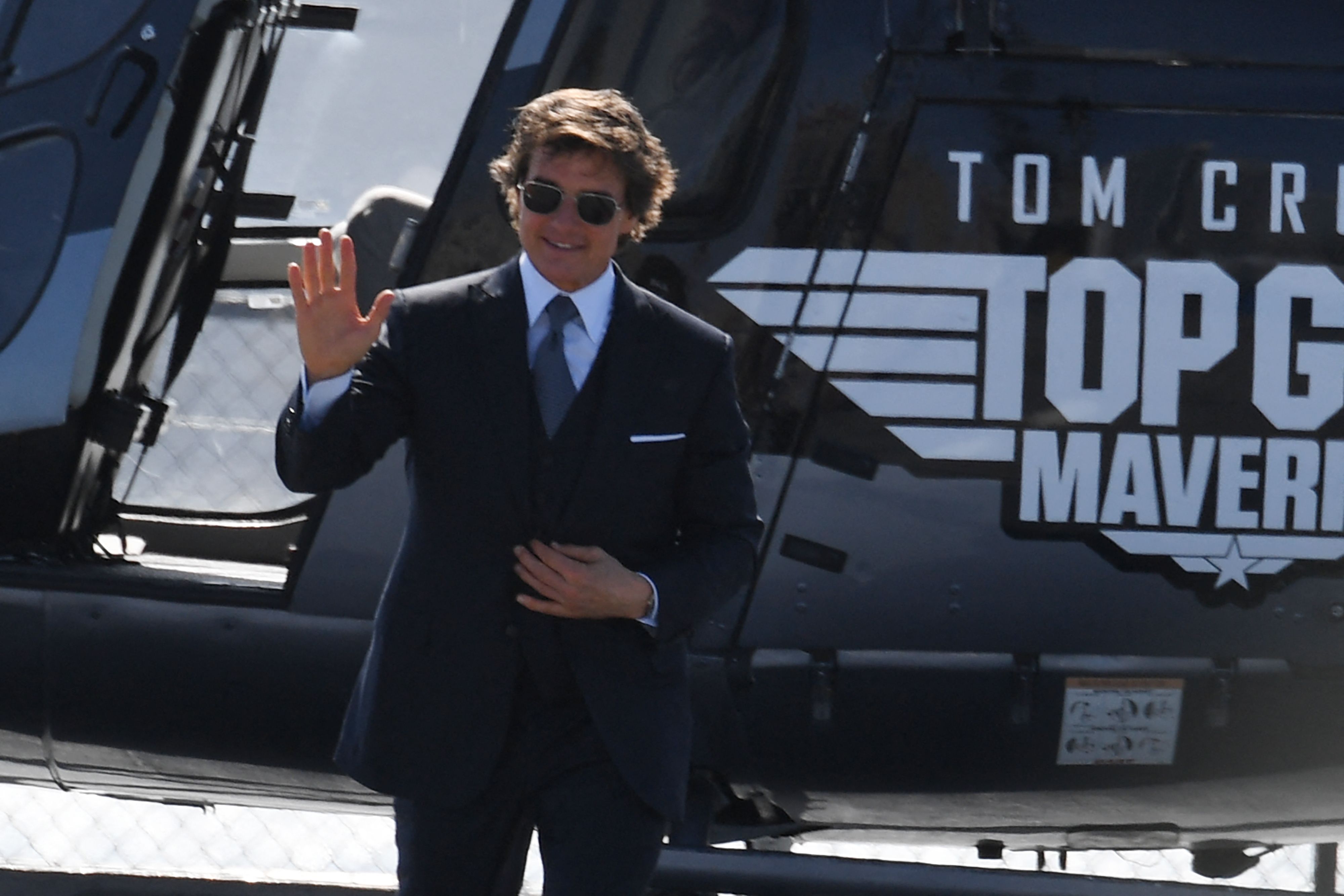 Top Gun: Maverick' World Premiere: Tom Cruise, Jennifer Connelly And Cast  Walk The Red Carpet On An Aircraft Carrier – Deadline