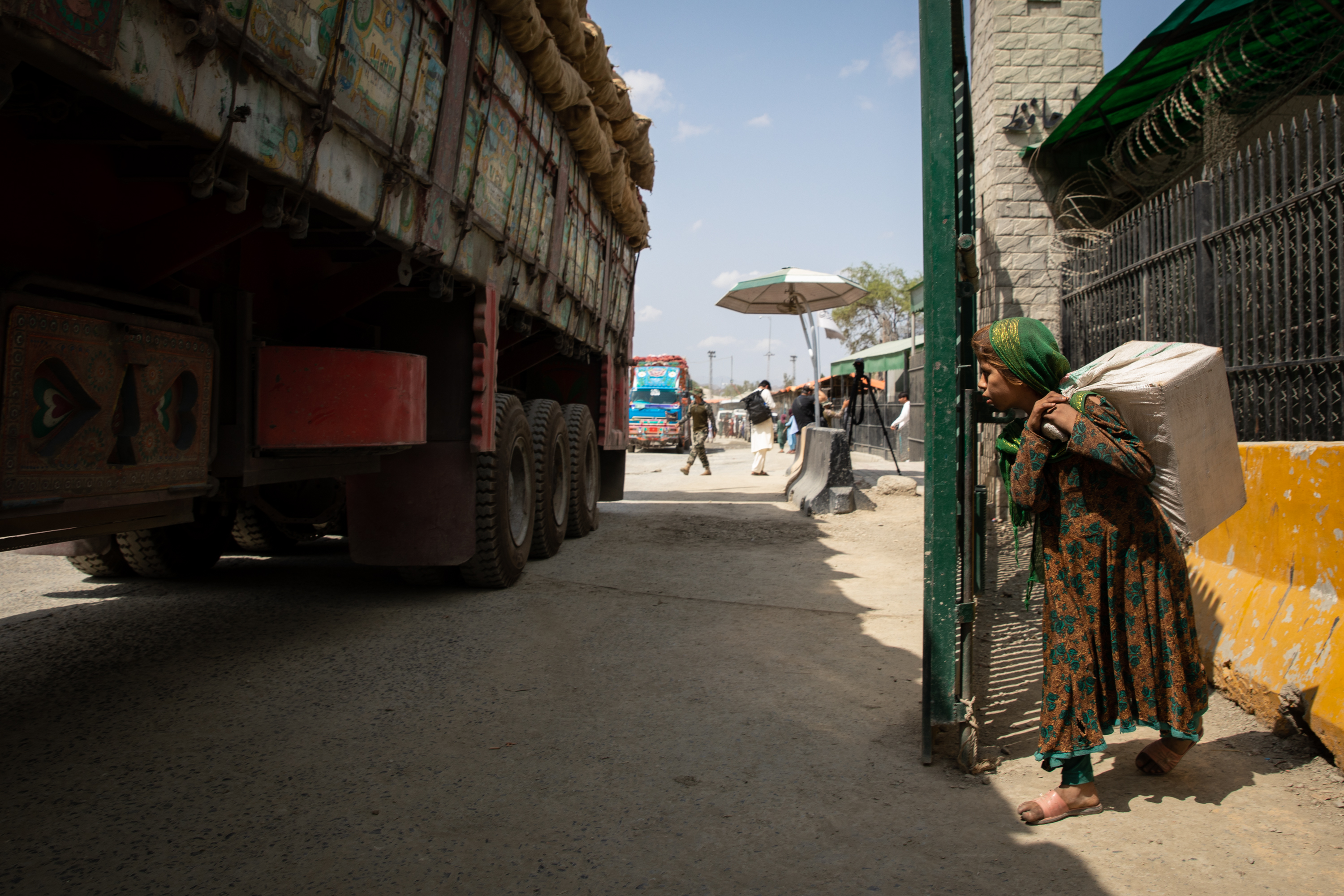 Afghan children cling to lorries to be smuggled into Pakistan