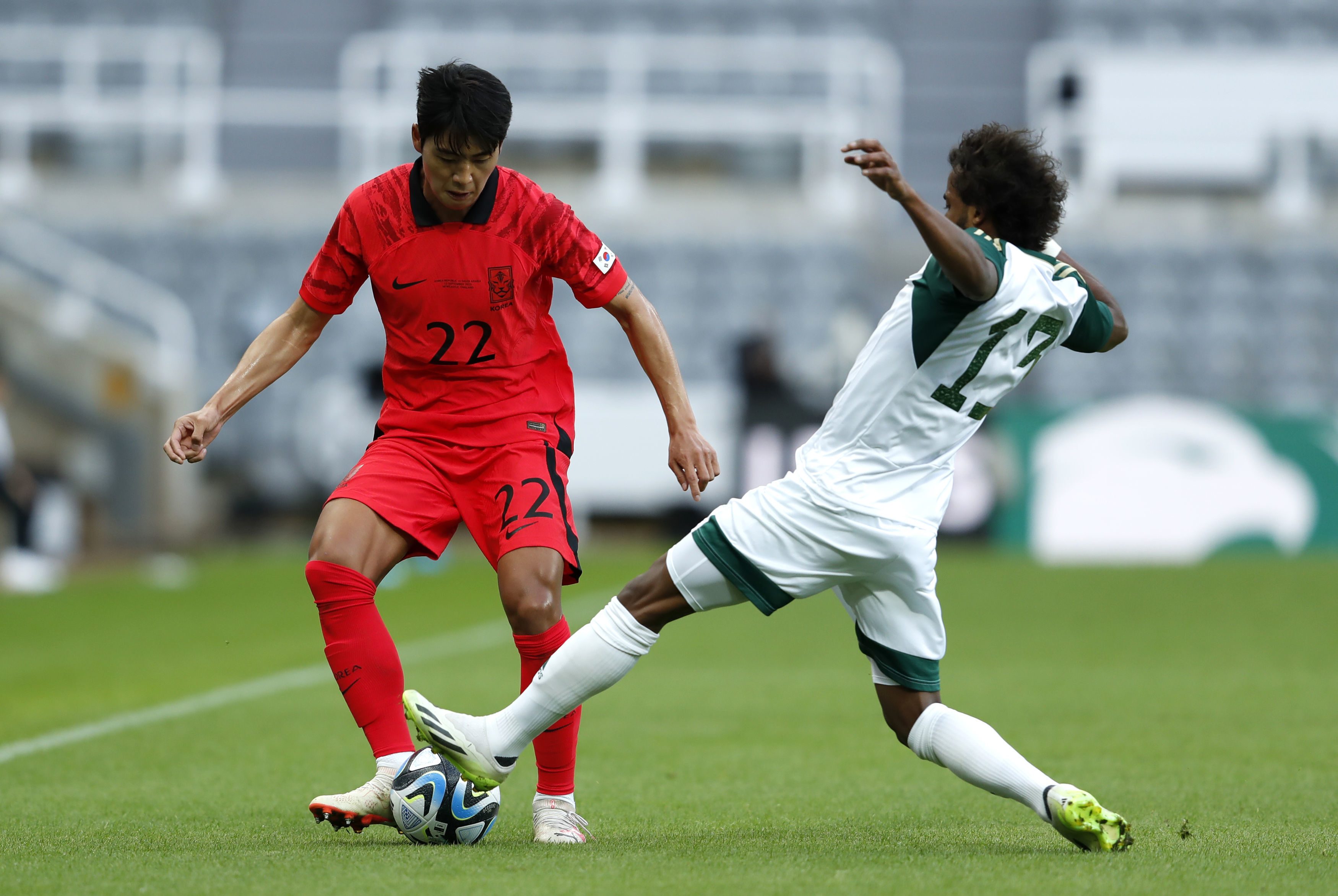 Saudi Arabia's, Ahmed Bamasoud, center, fights for the ball