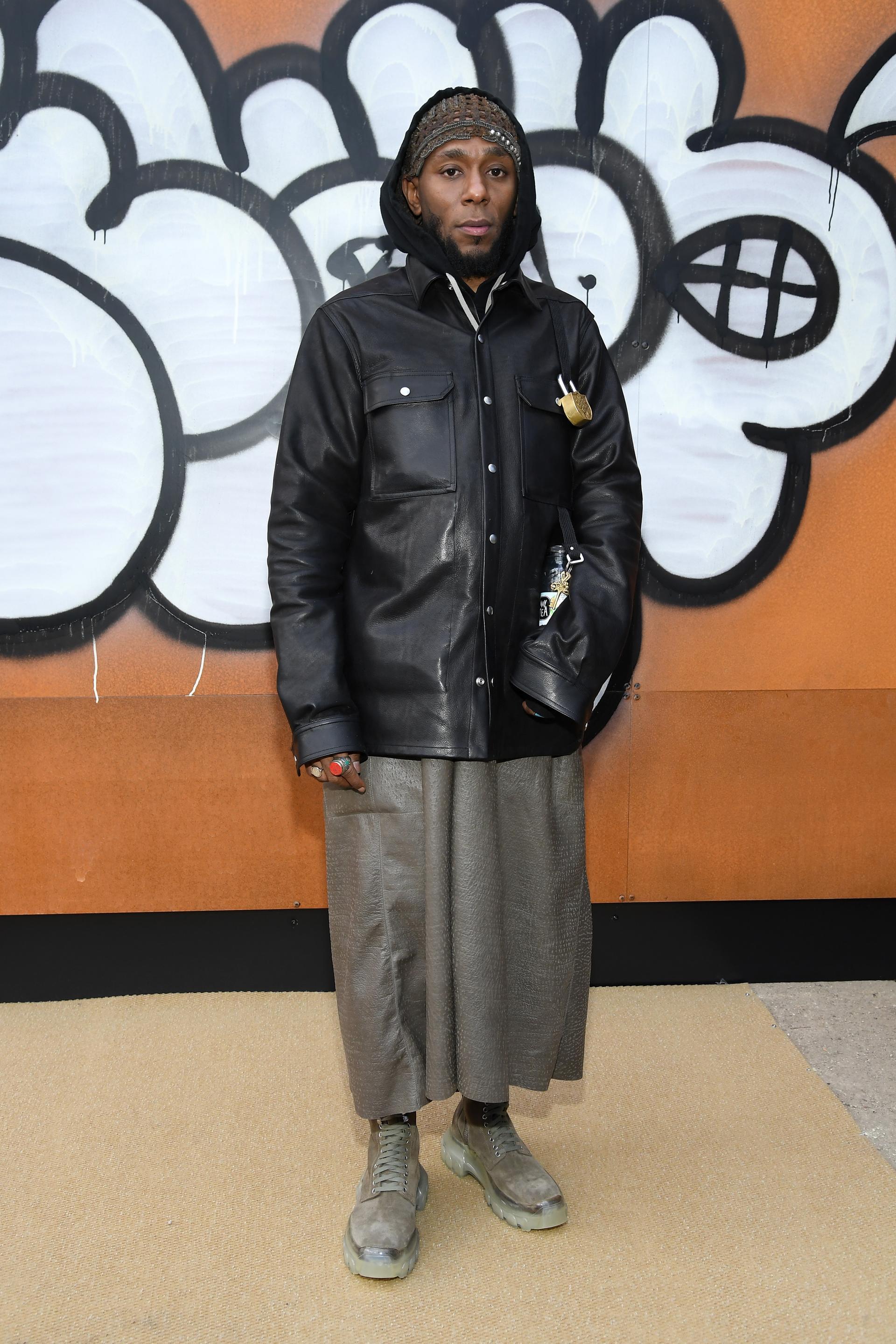 Ghana Rising: Fashion & Culture: Yasiin Bey, the artist formerly known as  Mos Def wears Kente wrap and causes uproar.