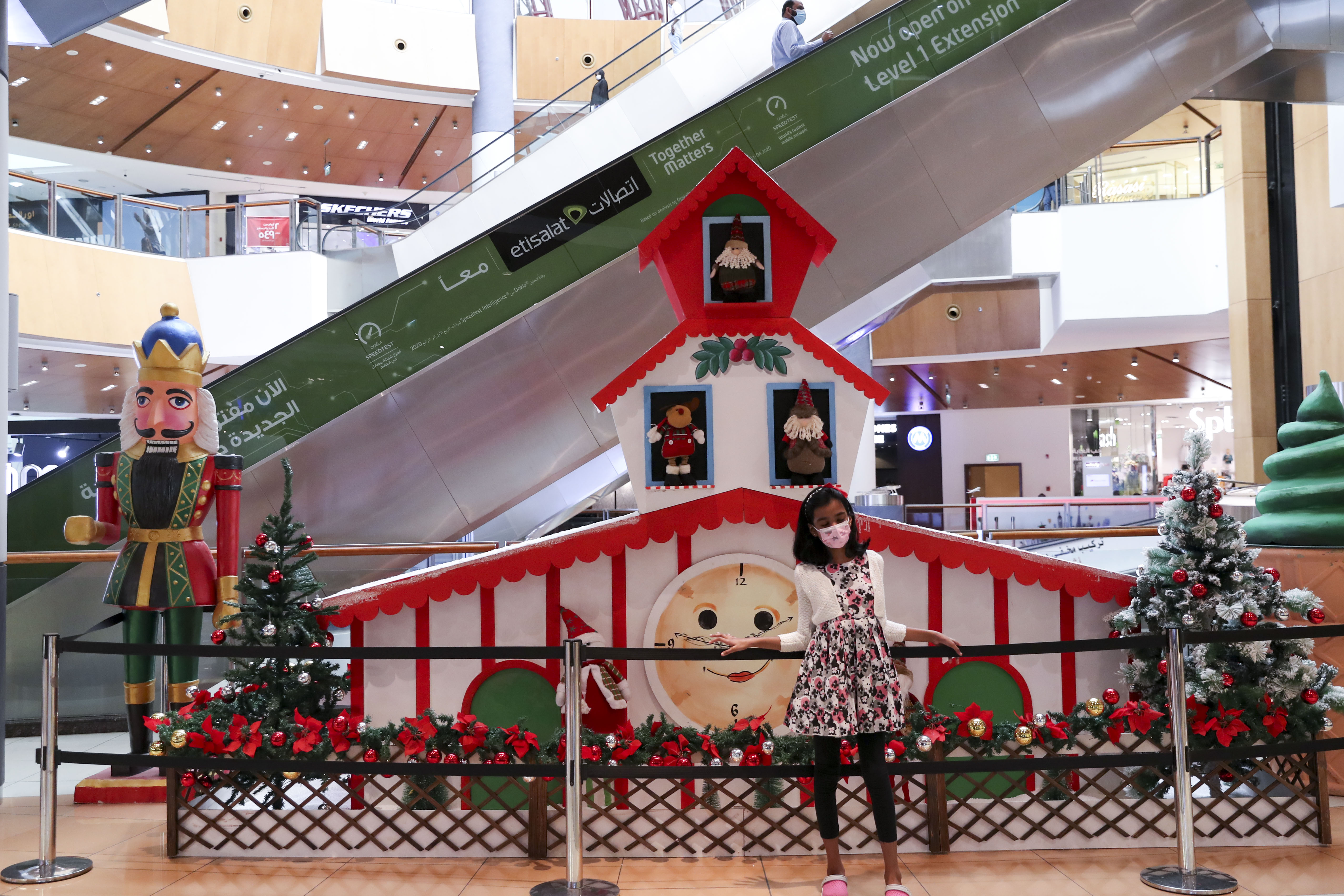 Details 161+ christmas decorations online dubai best vova.edu.vn