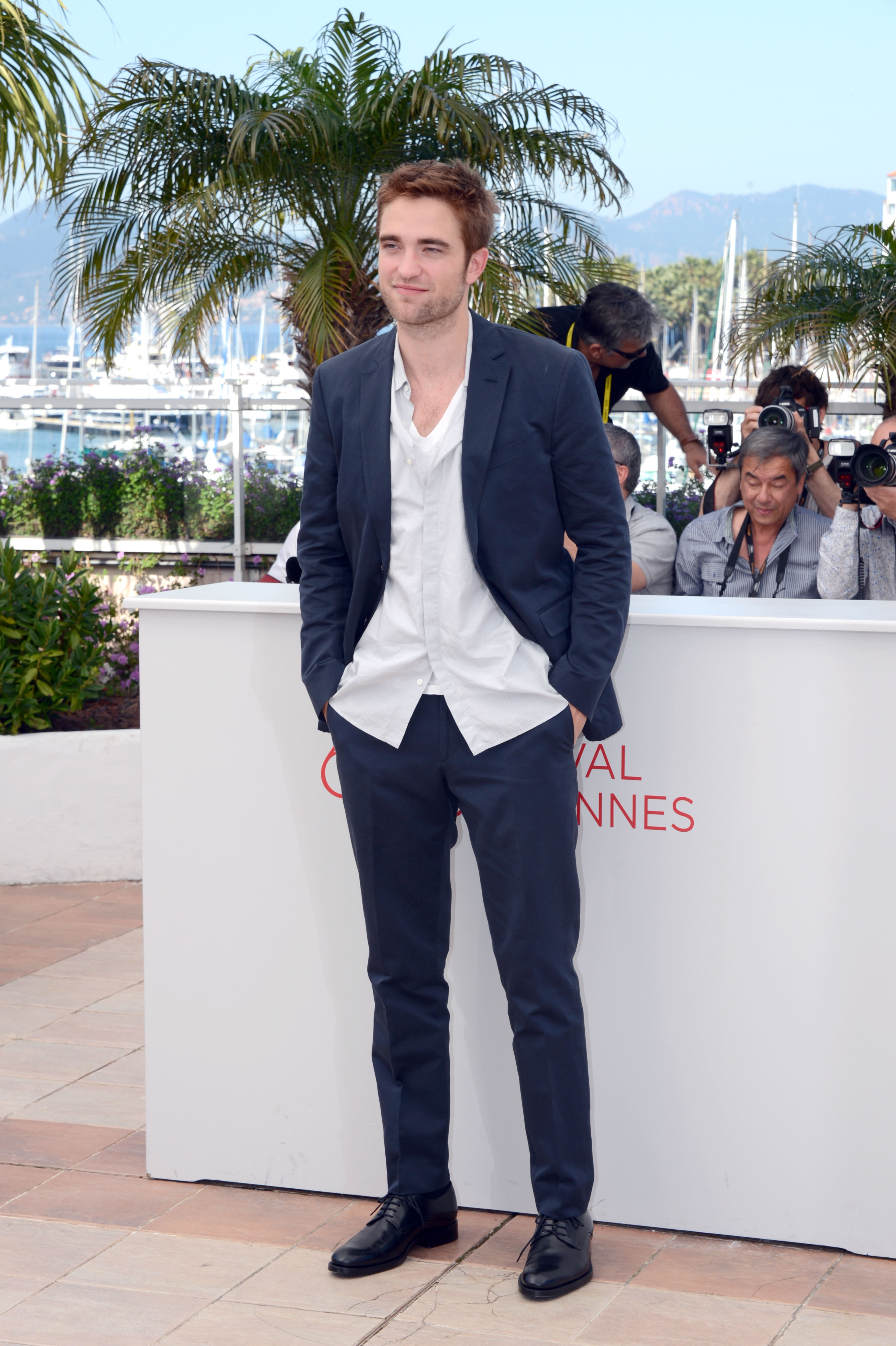 junior-toad687: Robert Pattinson sagging his pants showing his